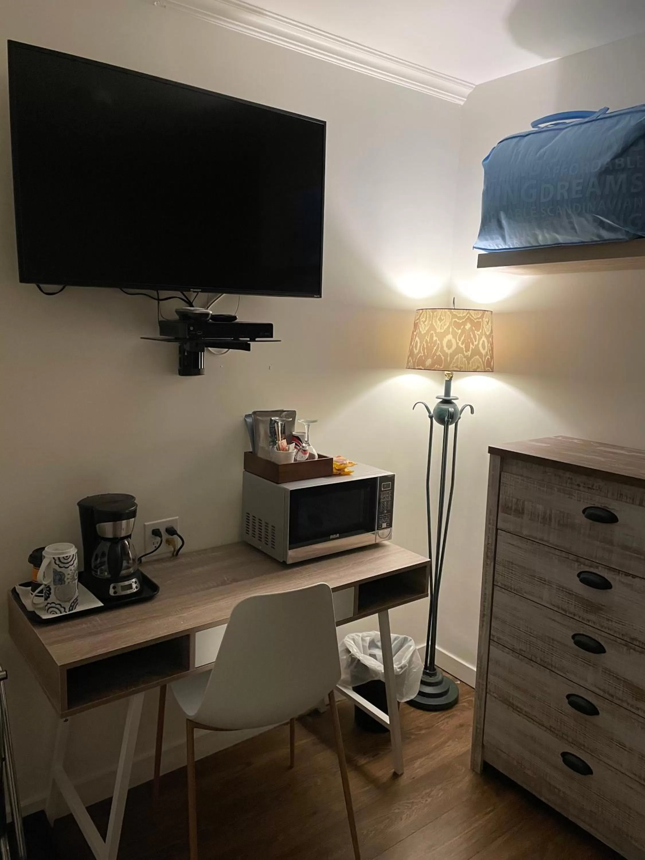 TV and multimedia in Sunset Motel