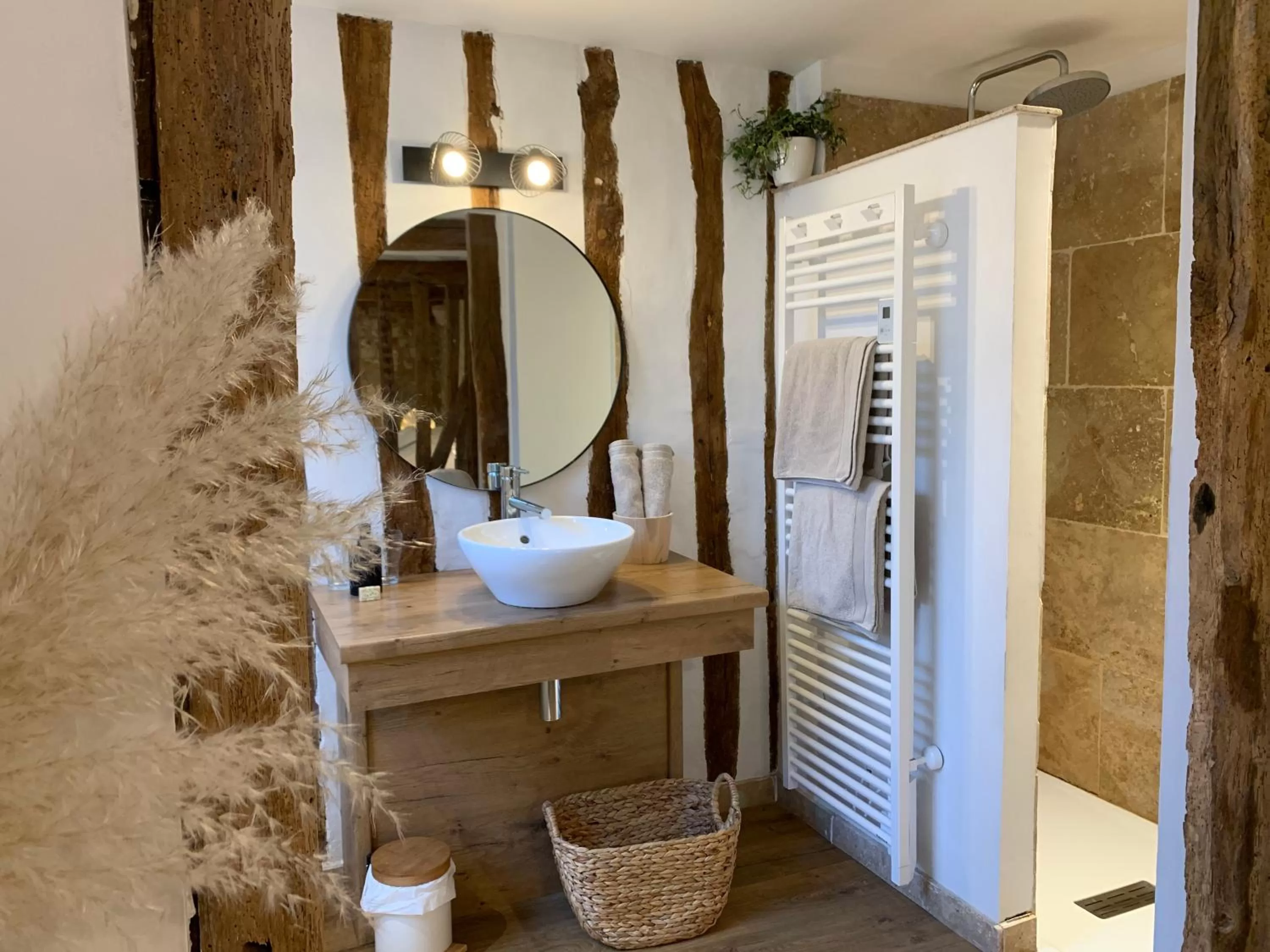 Bathroom in L'Ecole des Demoiselles