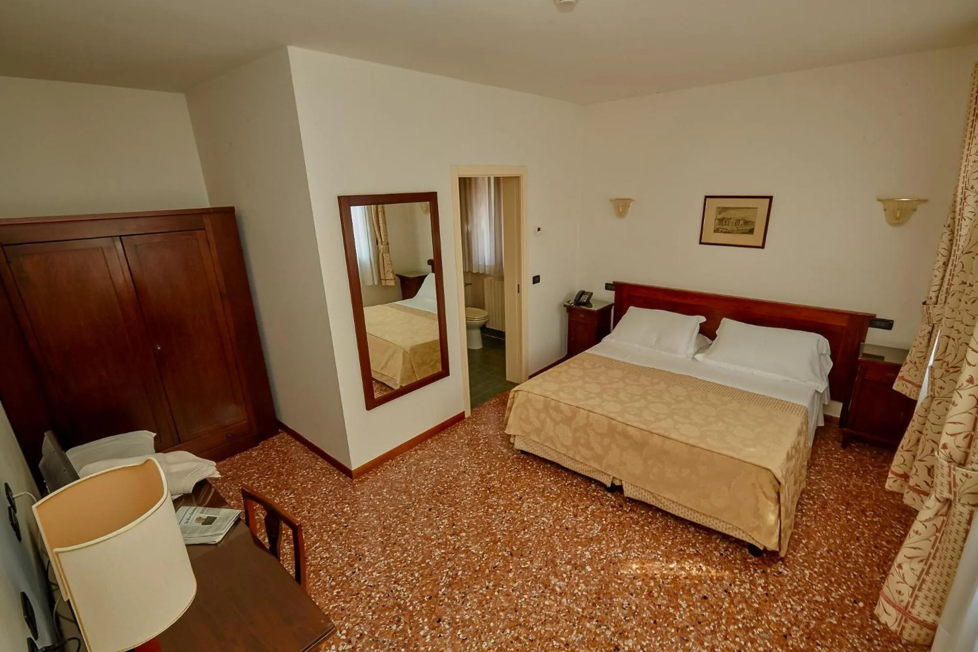 Toilet, Bed in Hotel Riviera dei Dogi