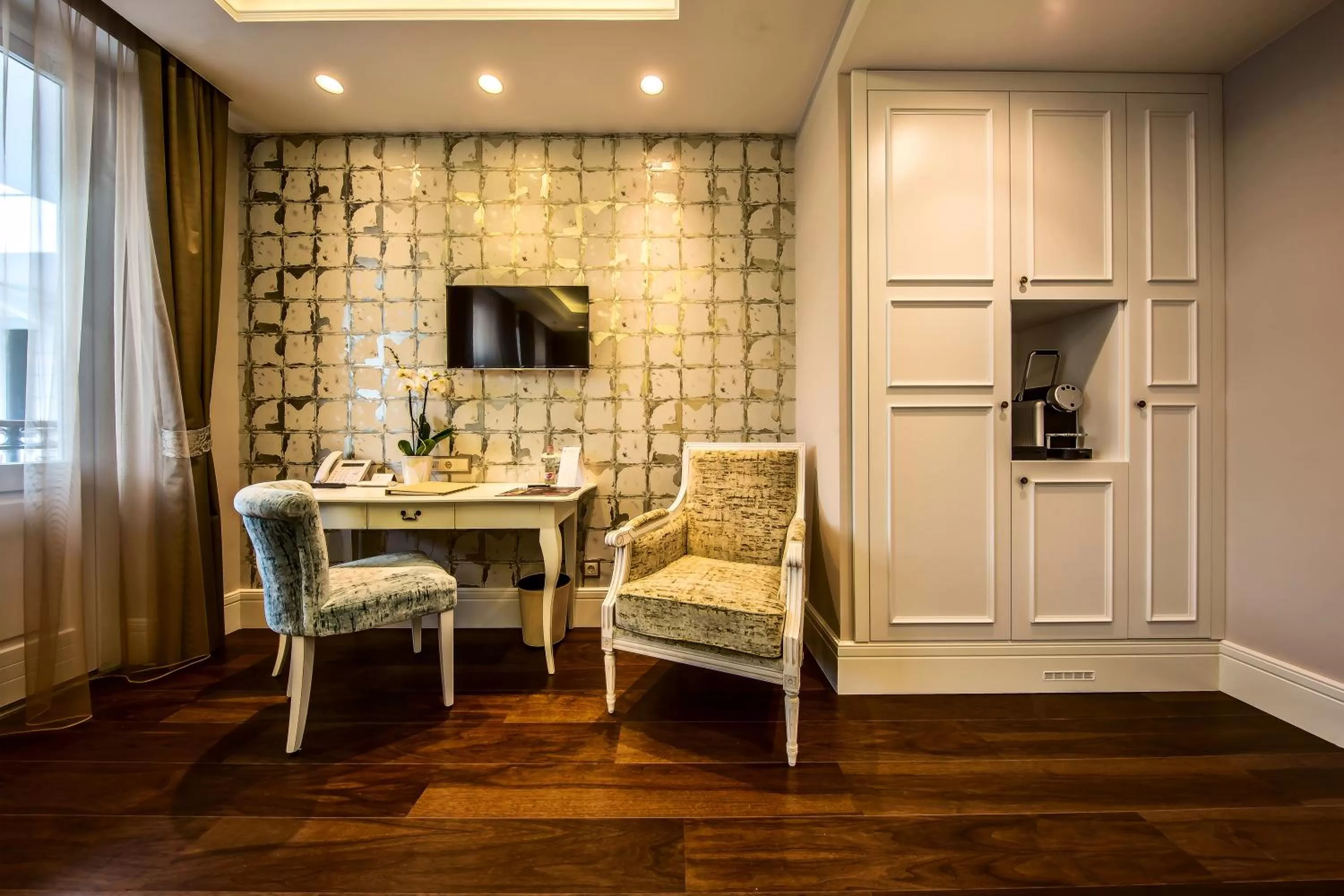 Seating area in Prestige Hotel Budapest