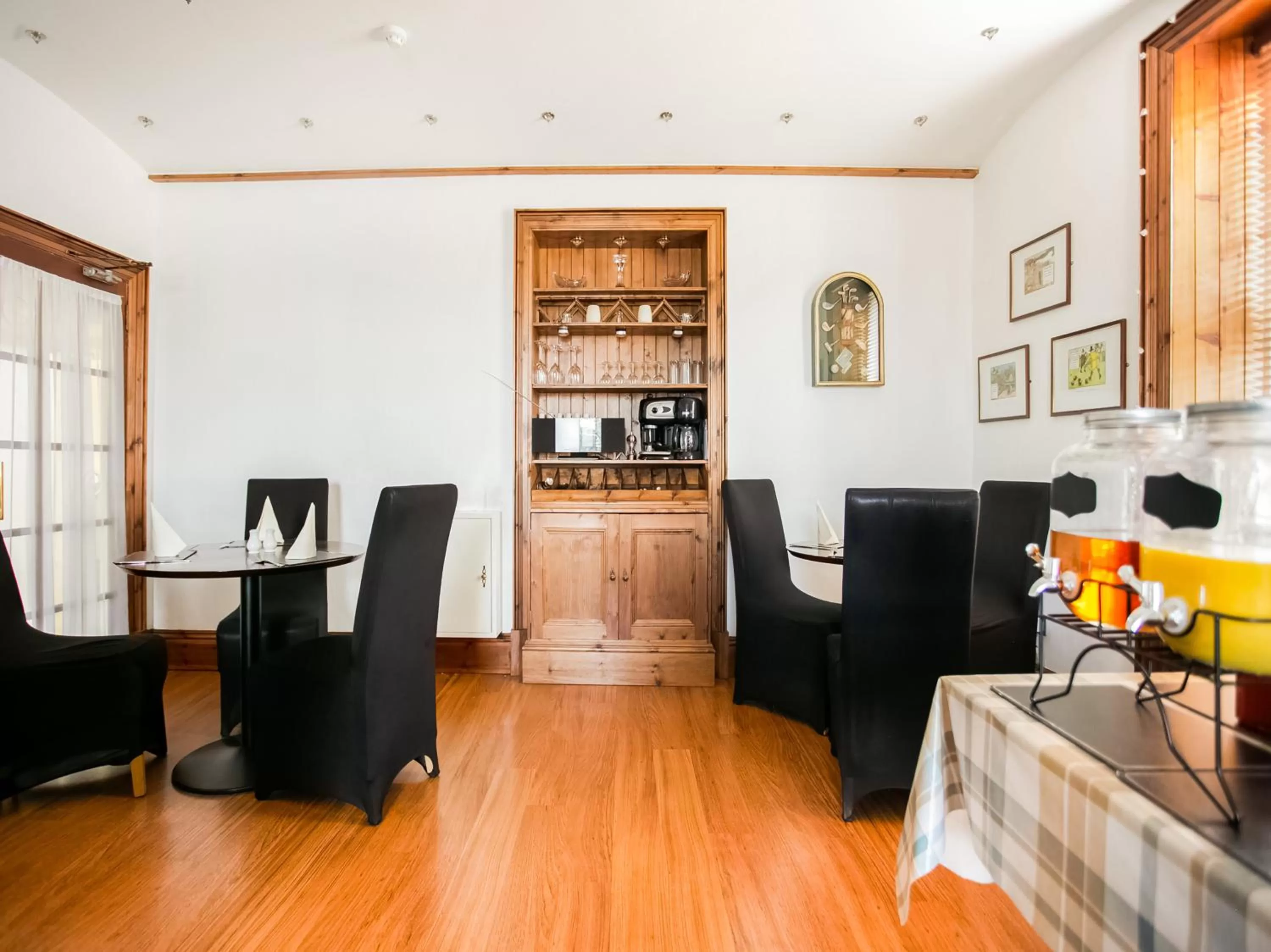 Restaurant/places to eat in Corner Hotel