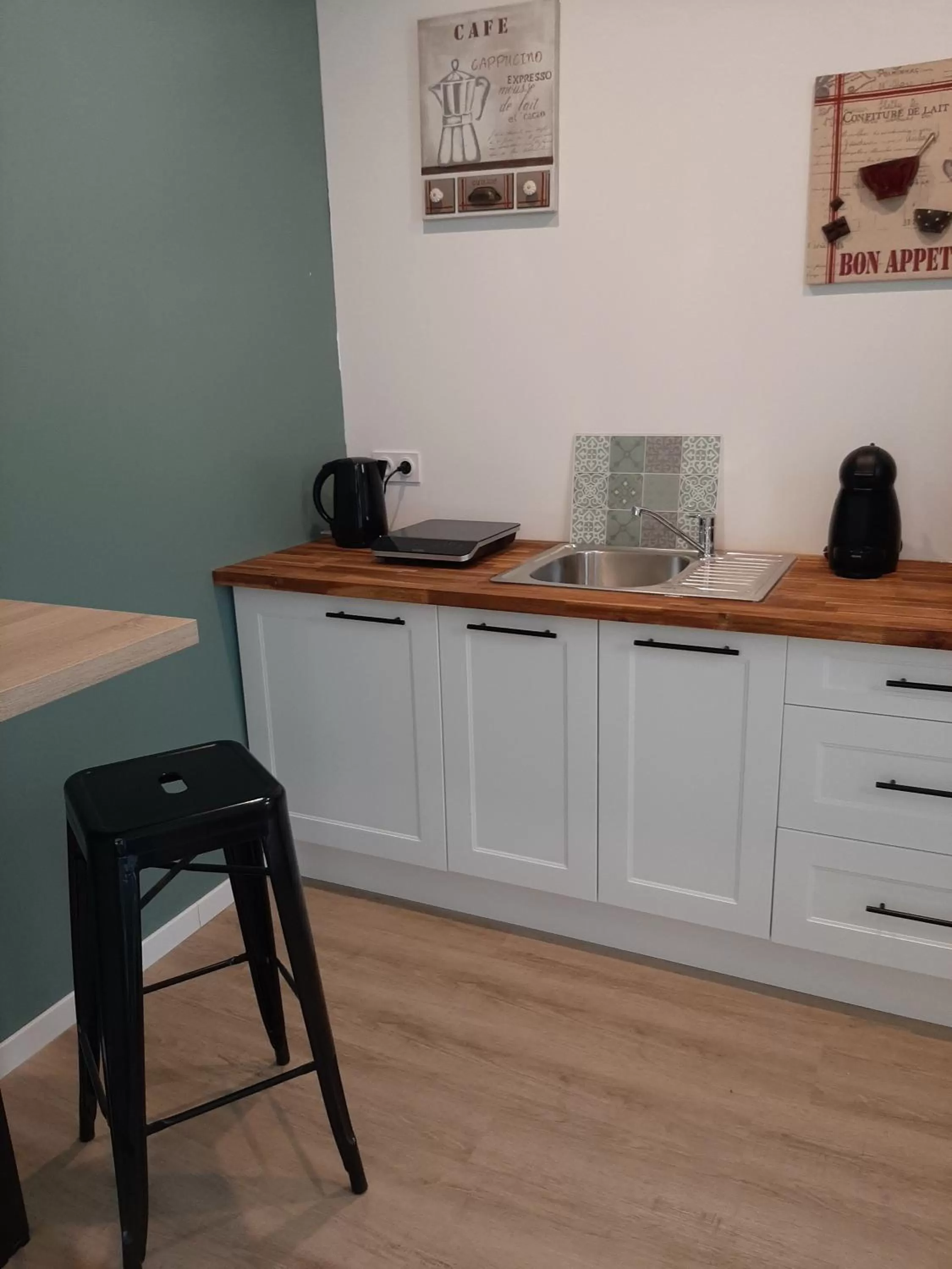 Communal kitchen in La Villa Claudia Jardin et Spa