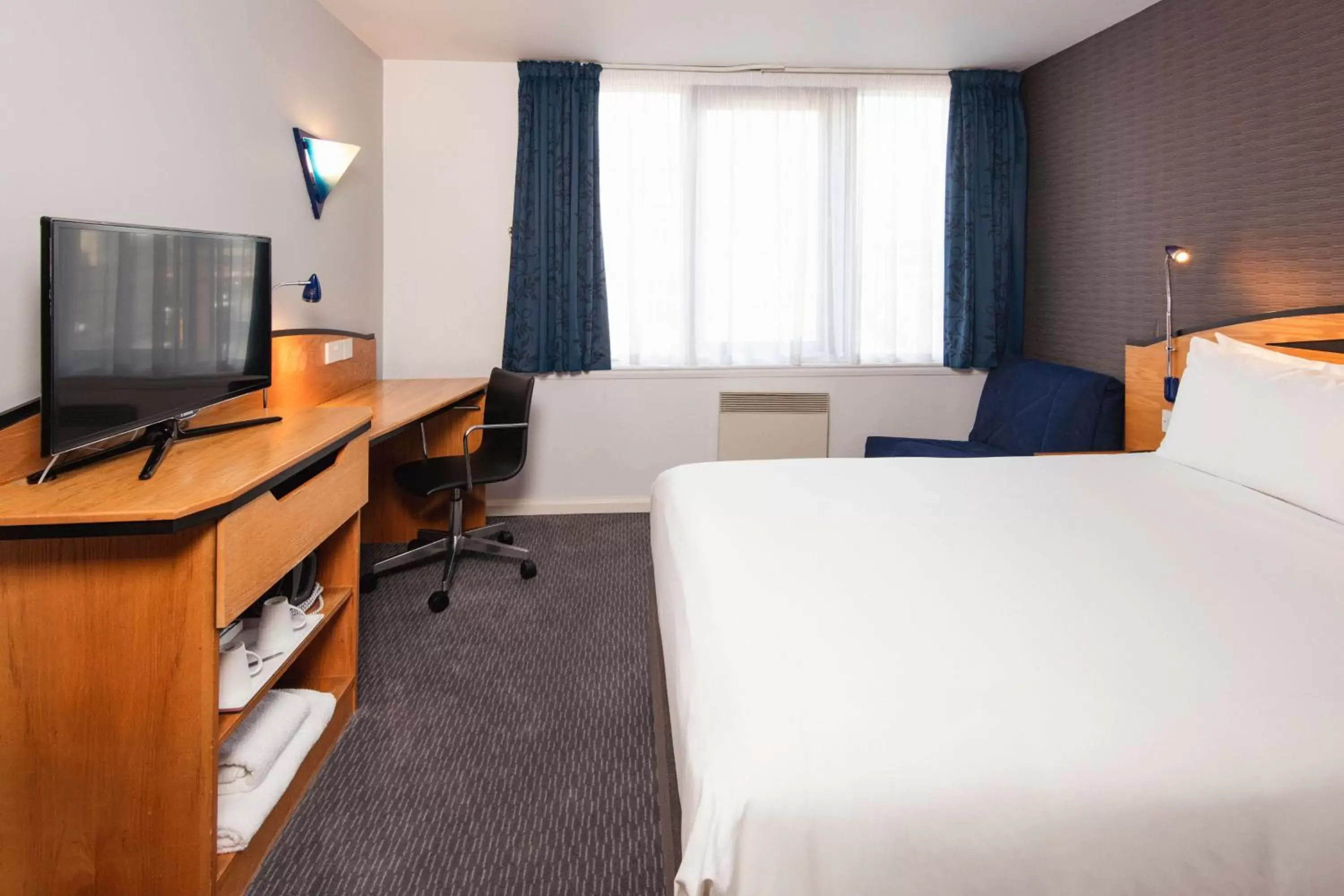 Standard Double Room with Single Sofa Bed and Free Hot Breakfast in Holiday Inn Express Bristol City Centre by IHG Standard Double Room with Single Sofa Bed and Free Hot Breakfast in Holiday Inn Express Bristol City Centre by IHG