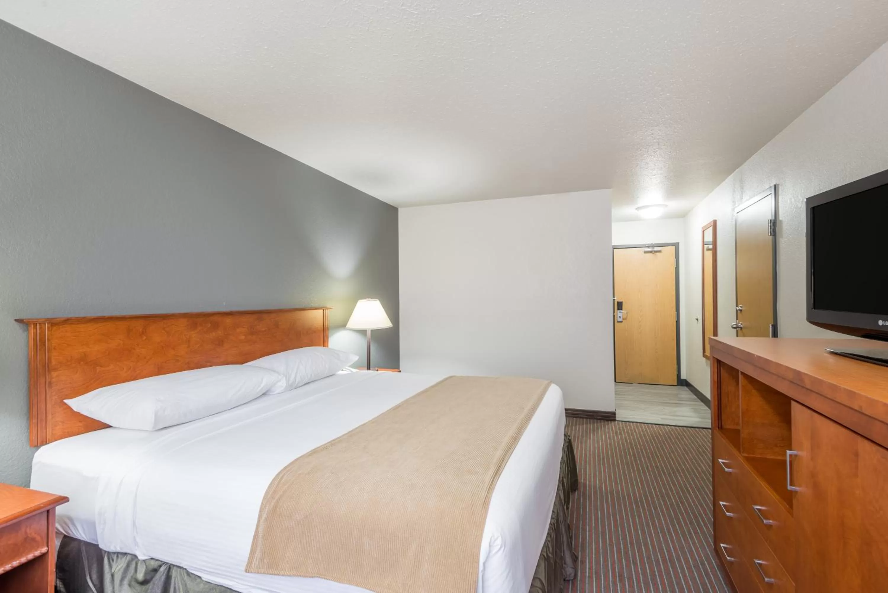 Bedroom, Bed in Super 8 by Wyndham Grande Prairie