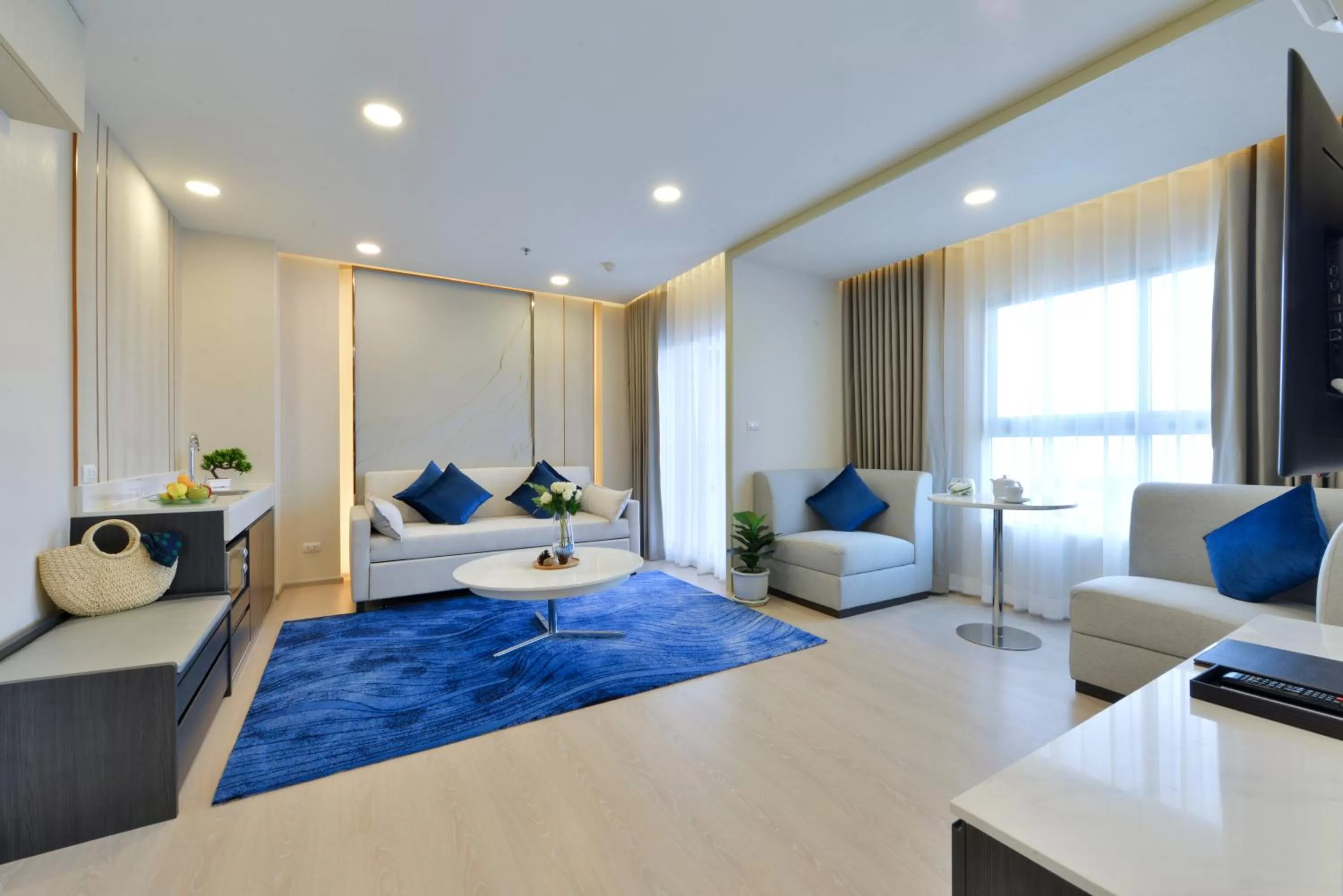 Living room, Bed in Centre Point Prime Hotel Pattaya