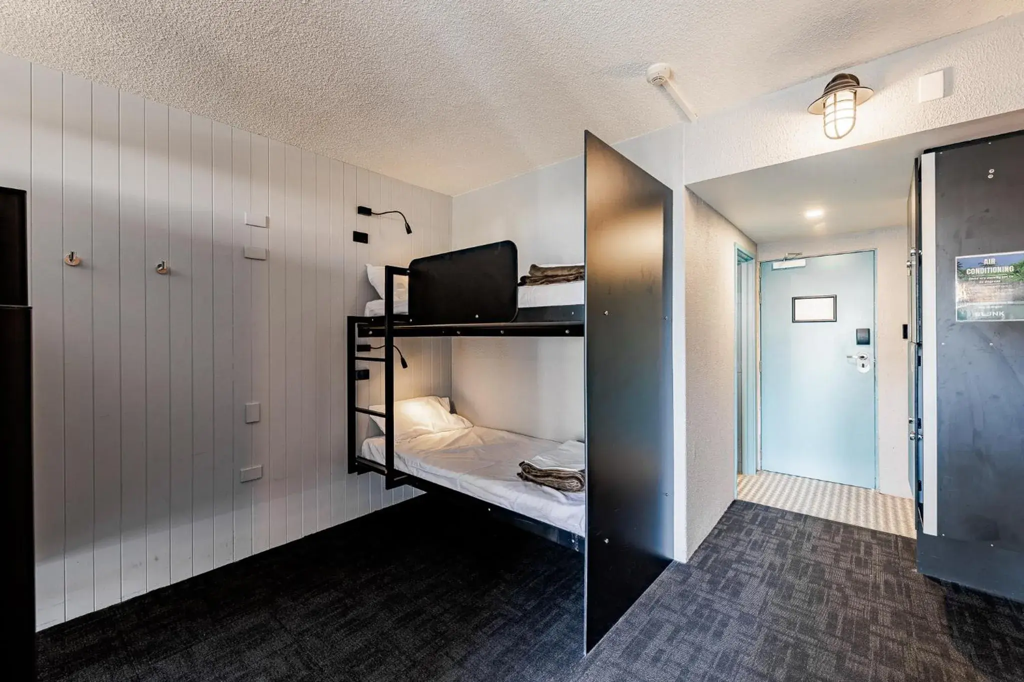 Bed in 4-Bed Mixed Dormitory Room in Bunk Surfers Paradise International Backpacker Hostel Bed in 4-Bed Mixed Dormitory Room in Bunk Surfers Paradise International Backpacker Hostel