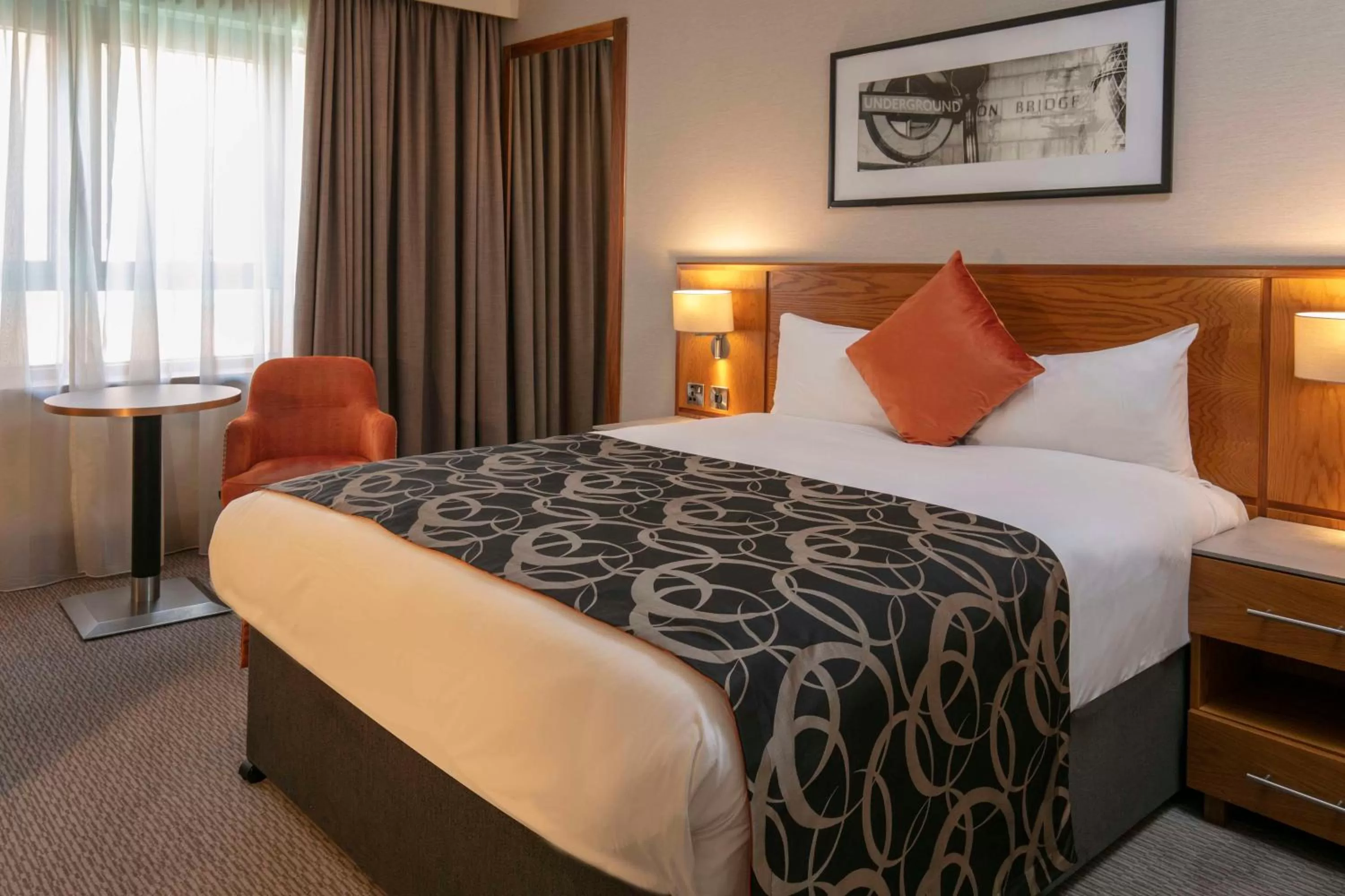 Bedroom, Bed in The Crown London, WorldHotels Distinctive