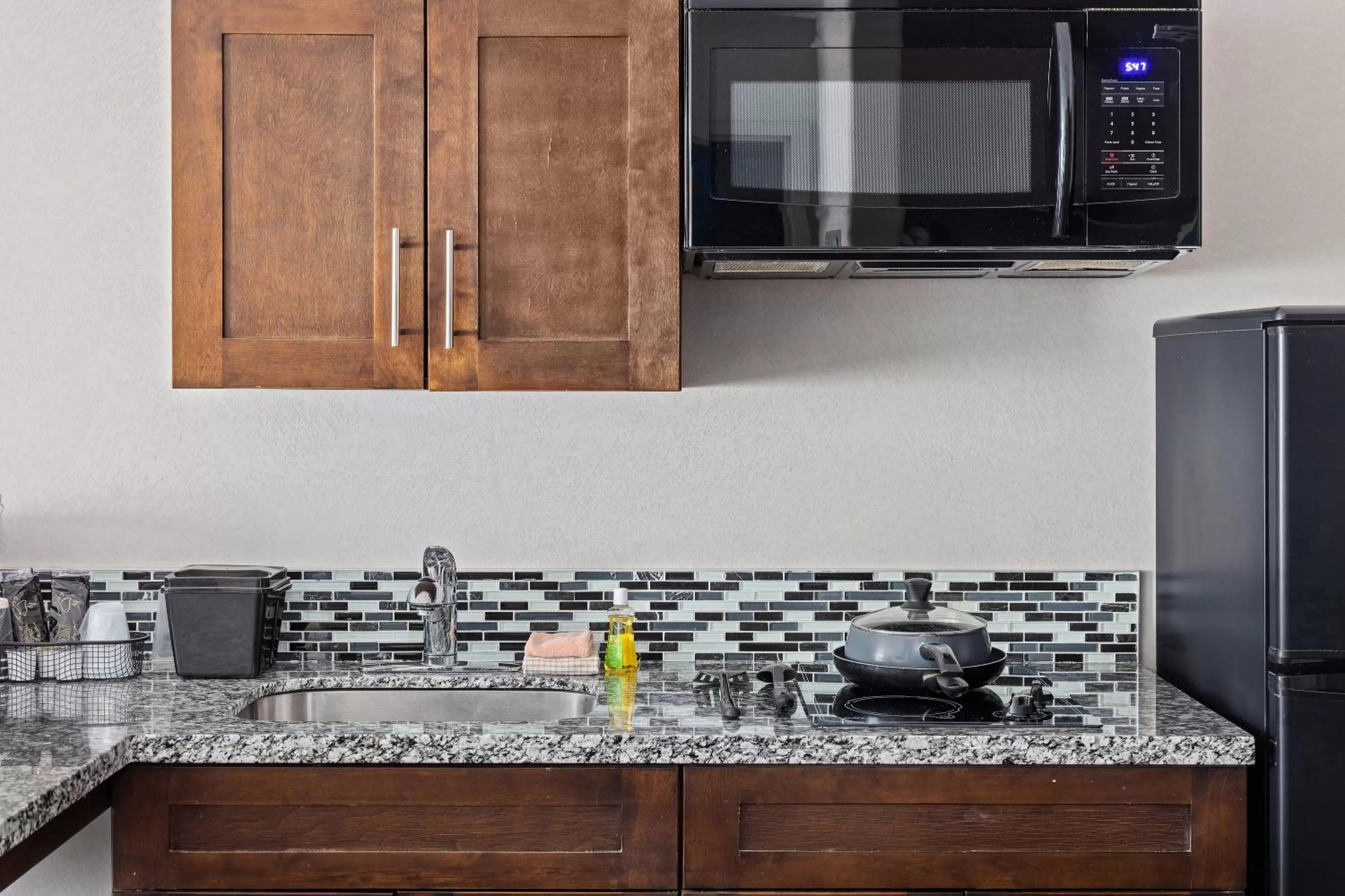 Kitchen or kitchenette in Home Inn & Suites Yorkton