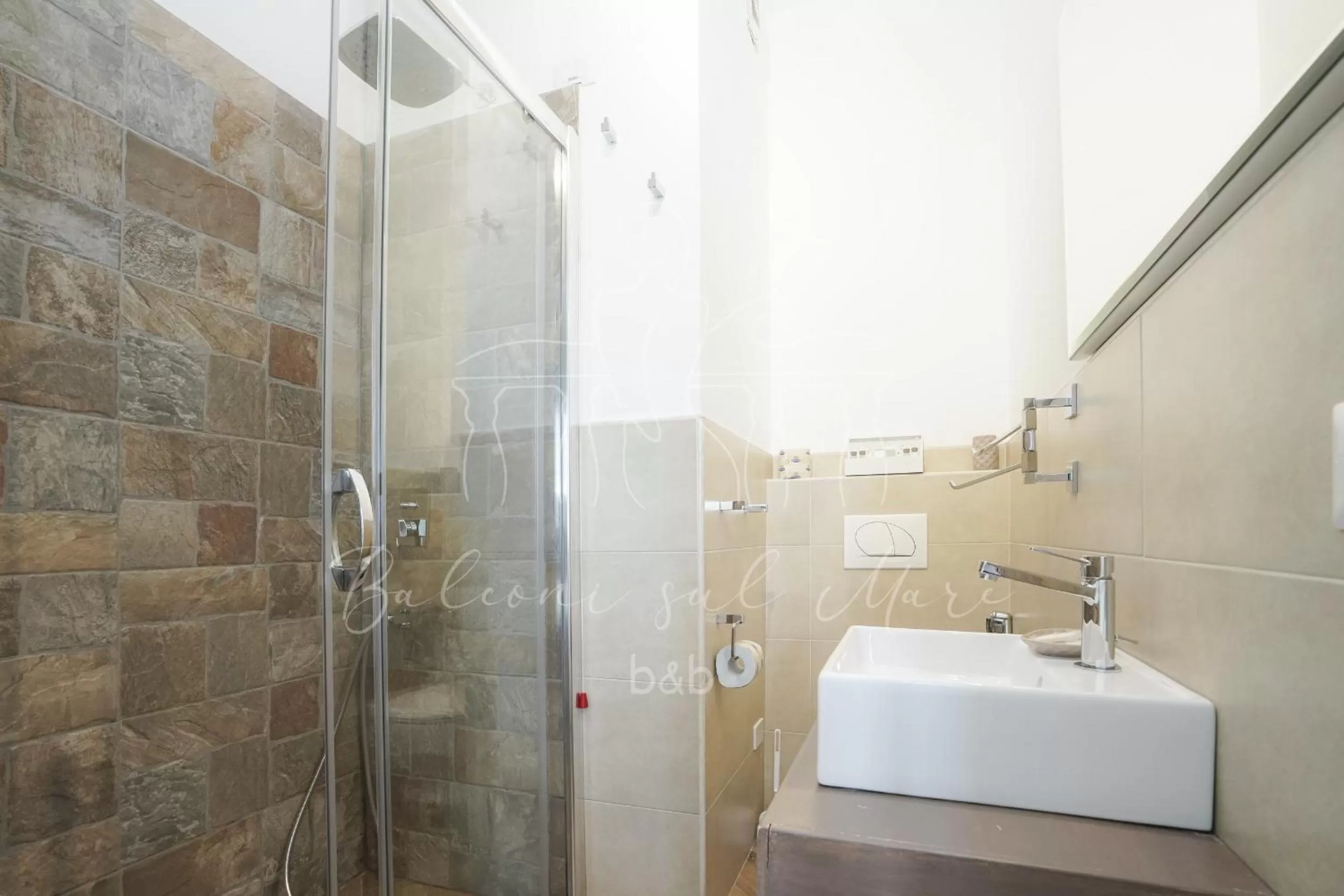 Shower in Balconi sul mare