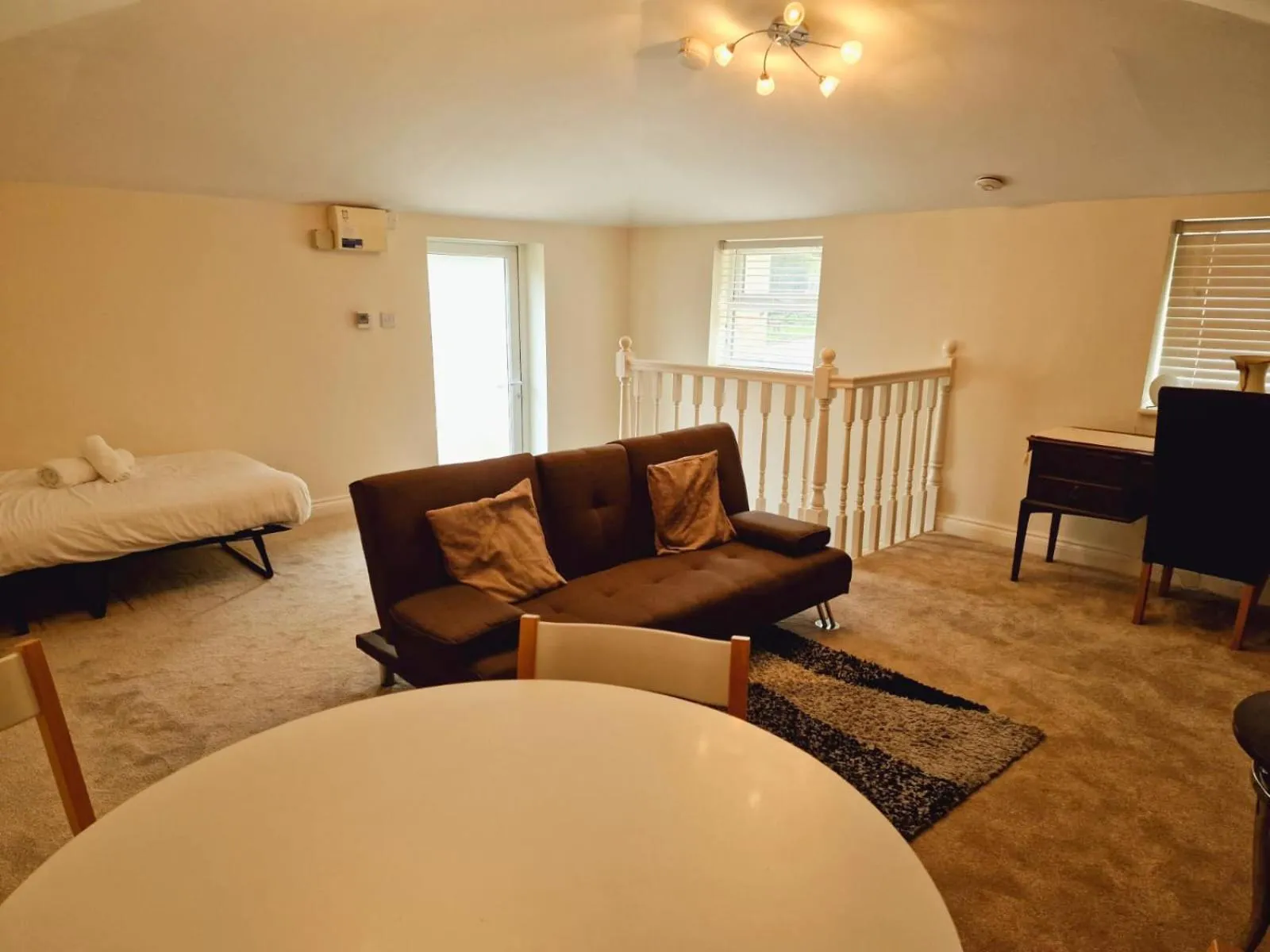 Living room, Bed in Wentworth House - Free Parking