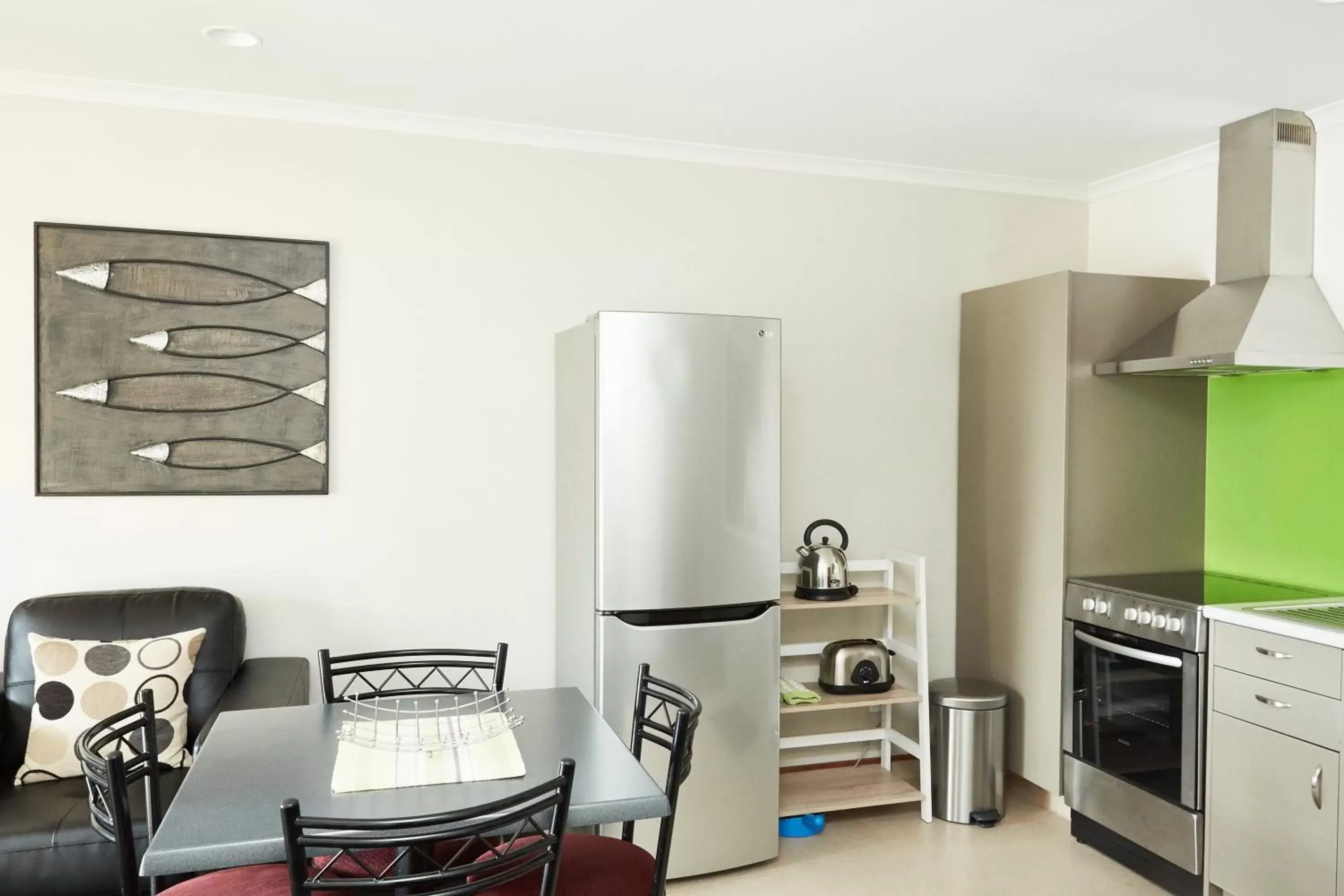 Two-Bedroom Apartment with kitchen in Admiral Court Motel & Apartments Two-Bedroom Apartment with kitchen in Admiral Court Motel & Apartments