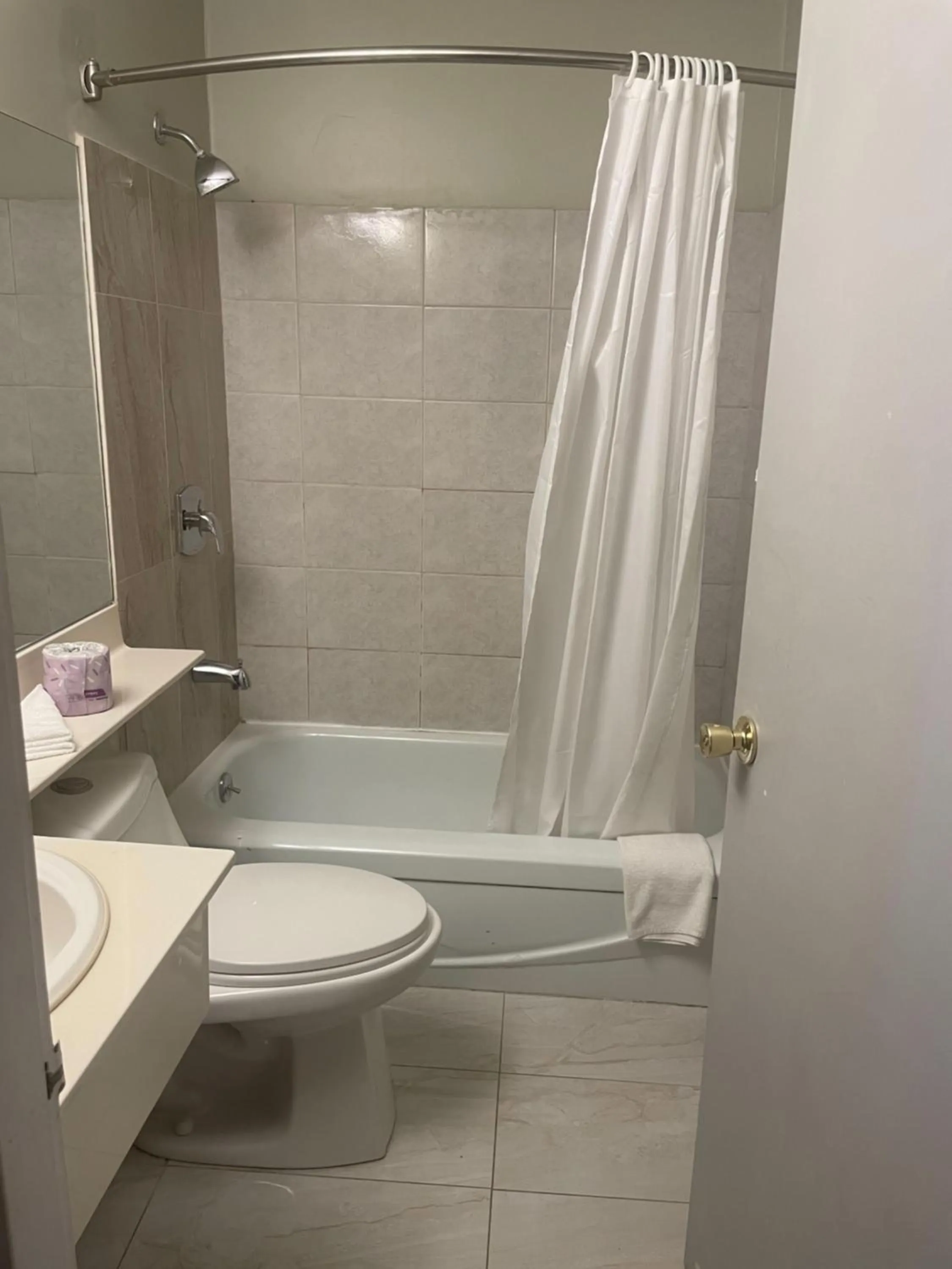 Shower in Niagara Lodge & Suites