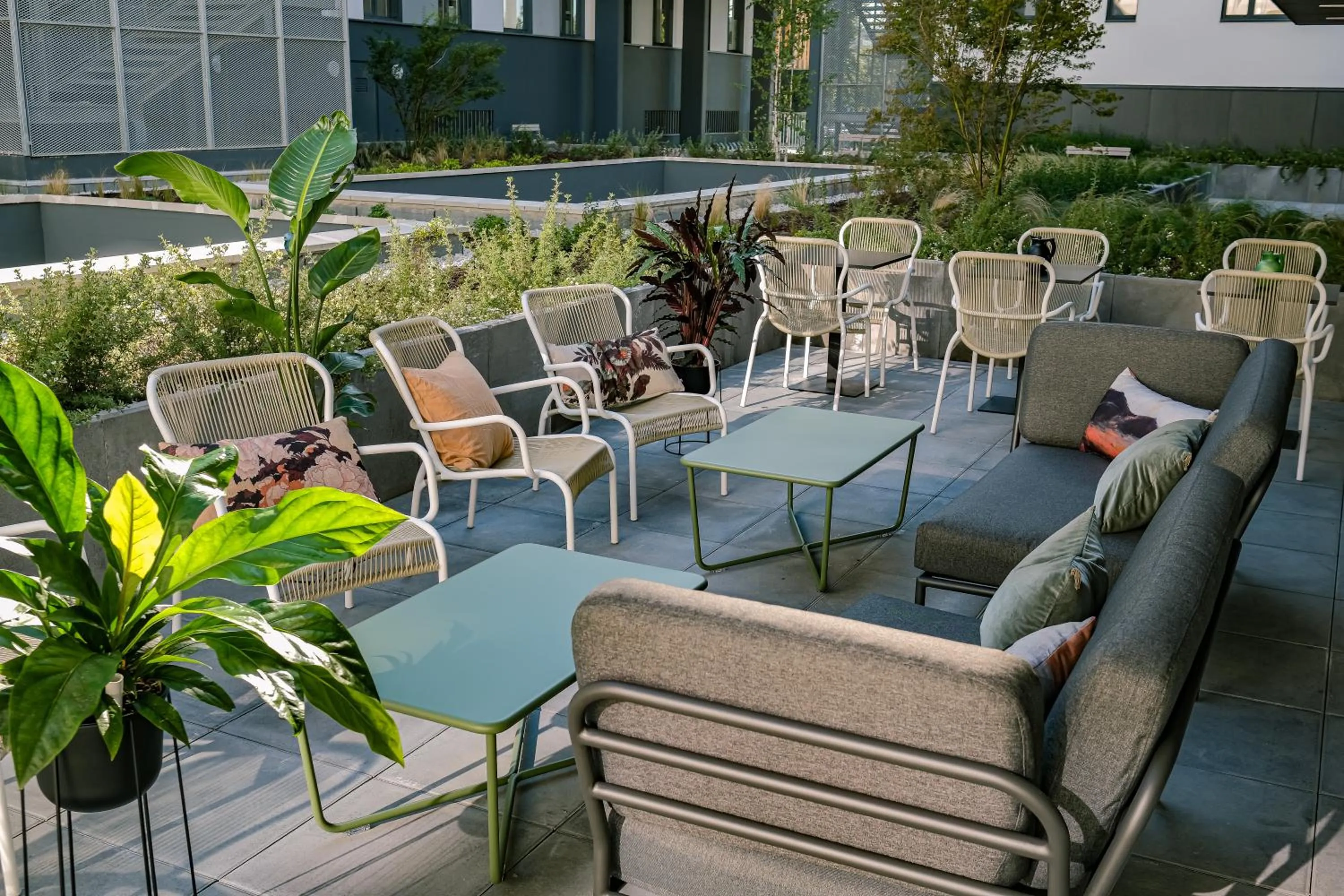 Patio in ibis Styles Bordeaux Lac Bruges