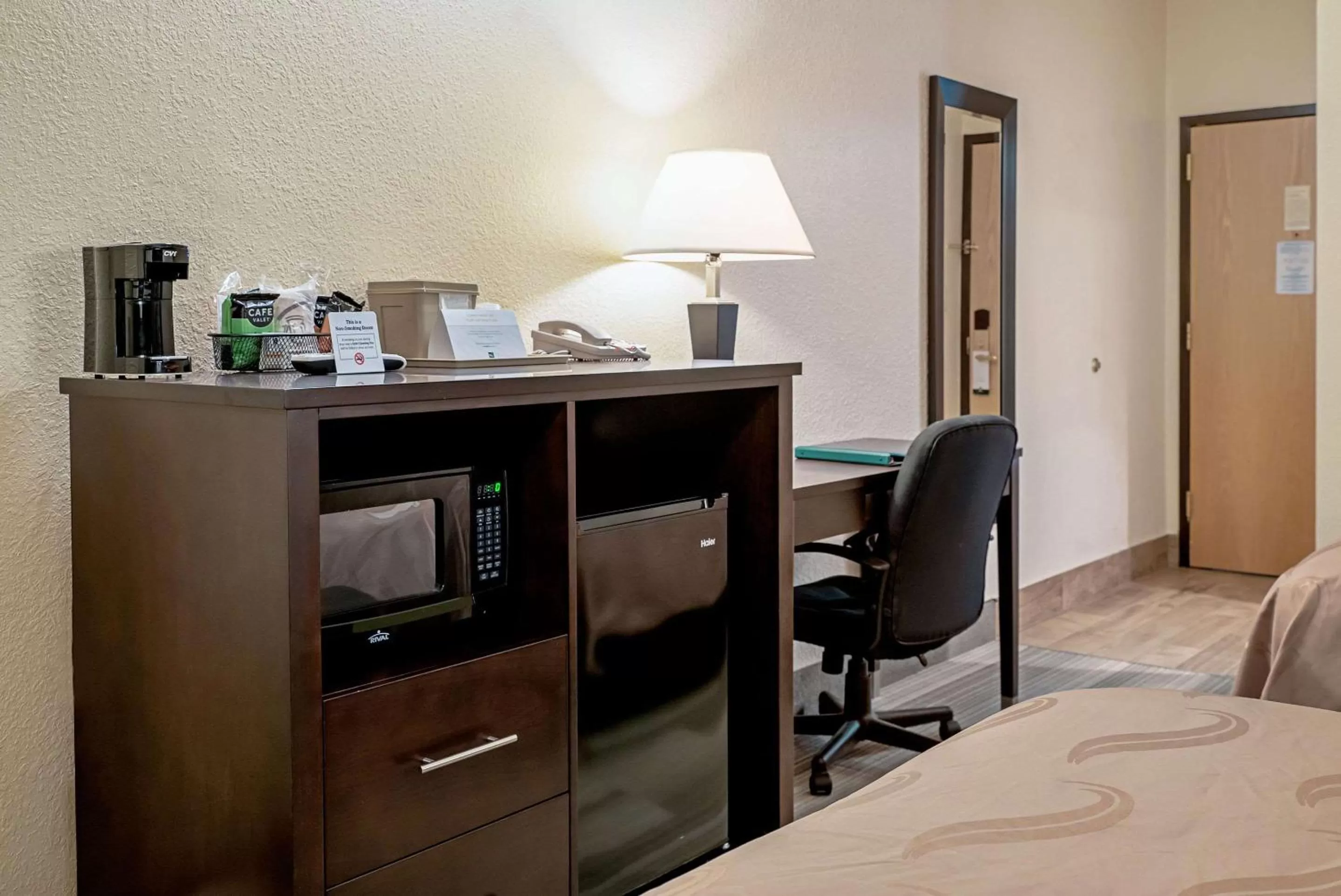 Photo of the whole room, Bed in Quality Inn & Suites Robbinsville