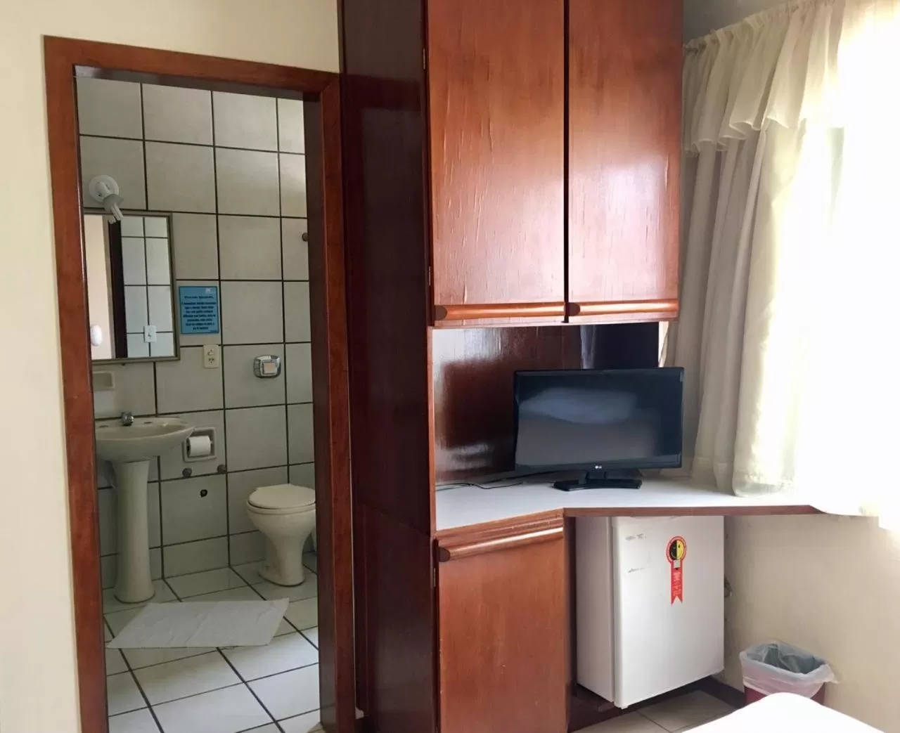 Toilet, TV/Entertainment Center in Hotel Cambirela