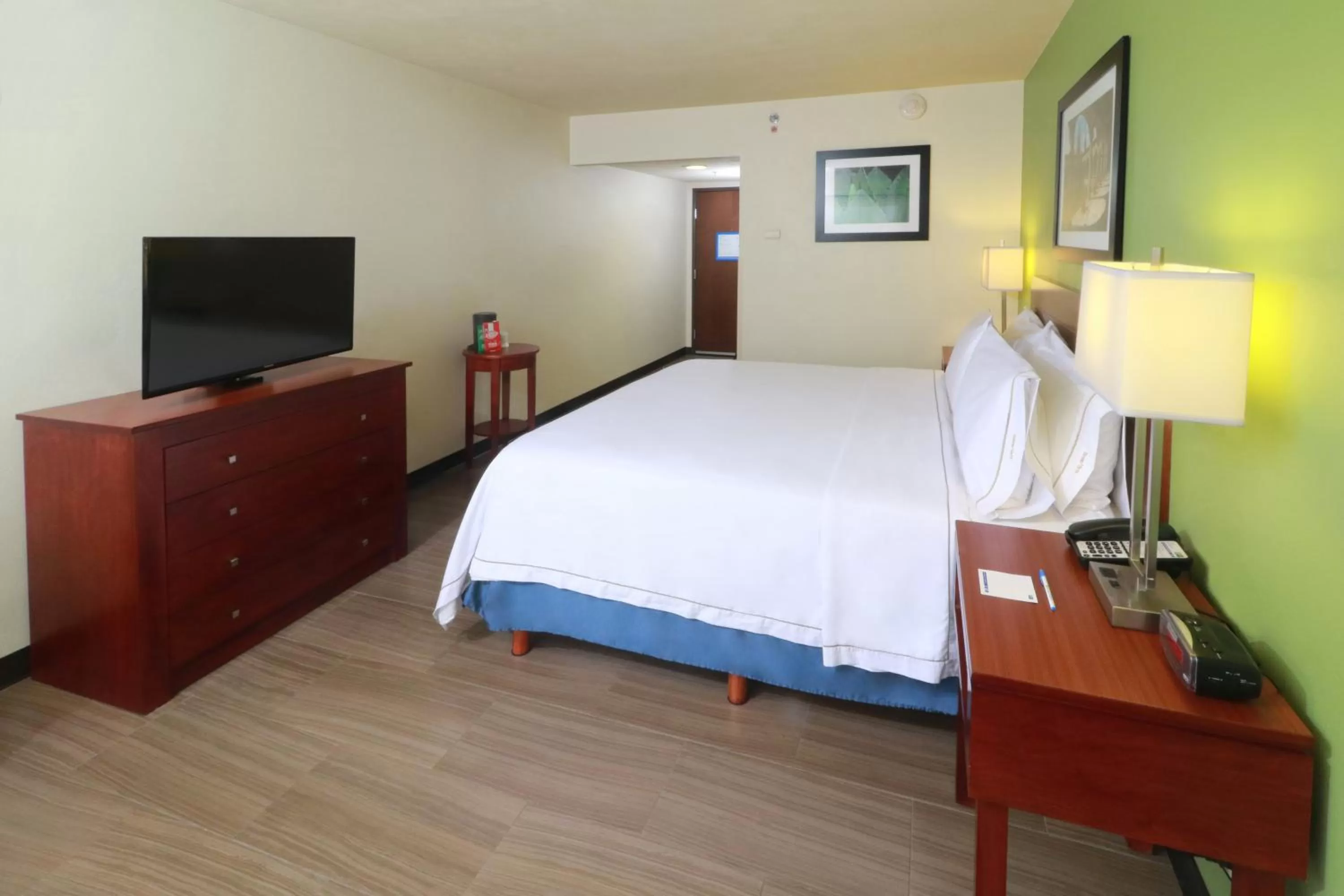 Photo of the whole room, Bed in Holiday Inn Express Guadalajara Aeropuerto by IHG