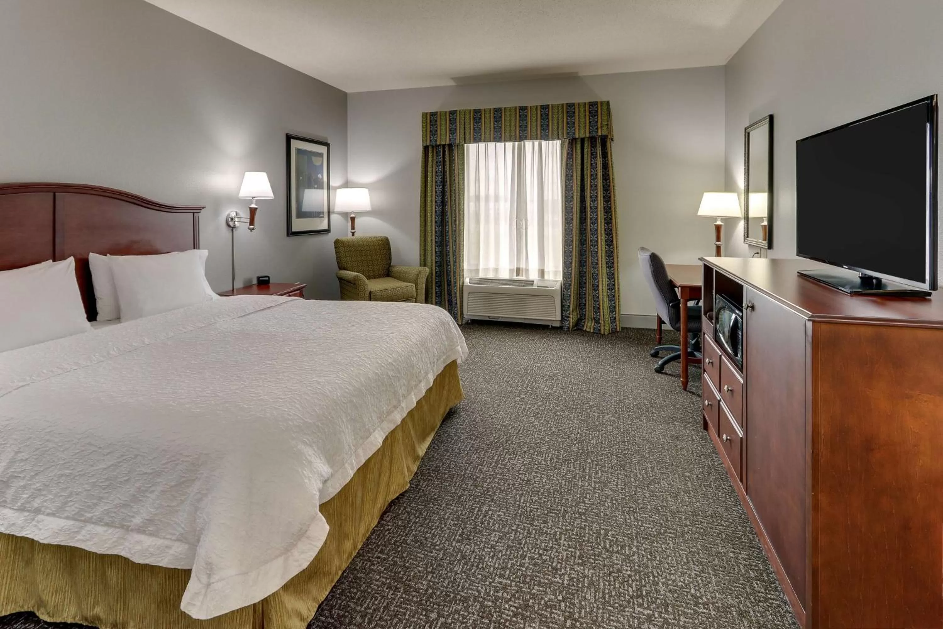 Bedroom, Bed in Hampton Inn & Suites Indianapolis-Airport