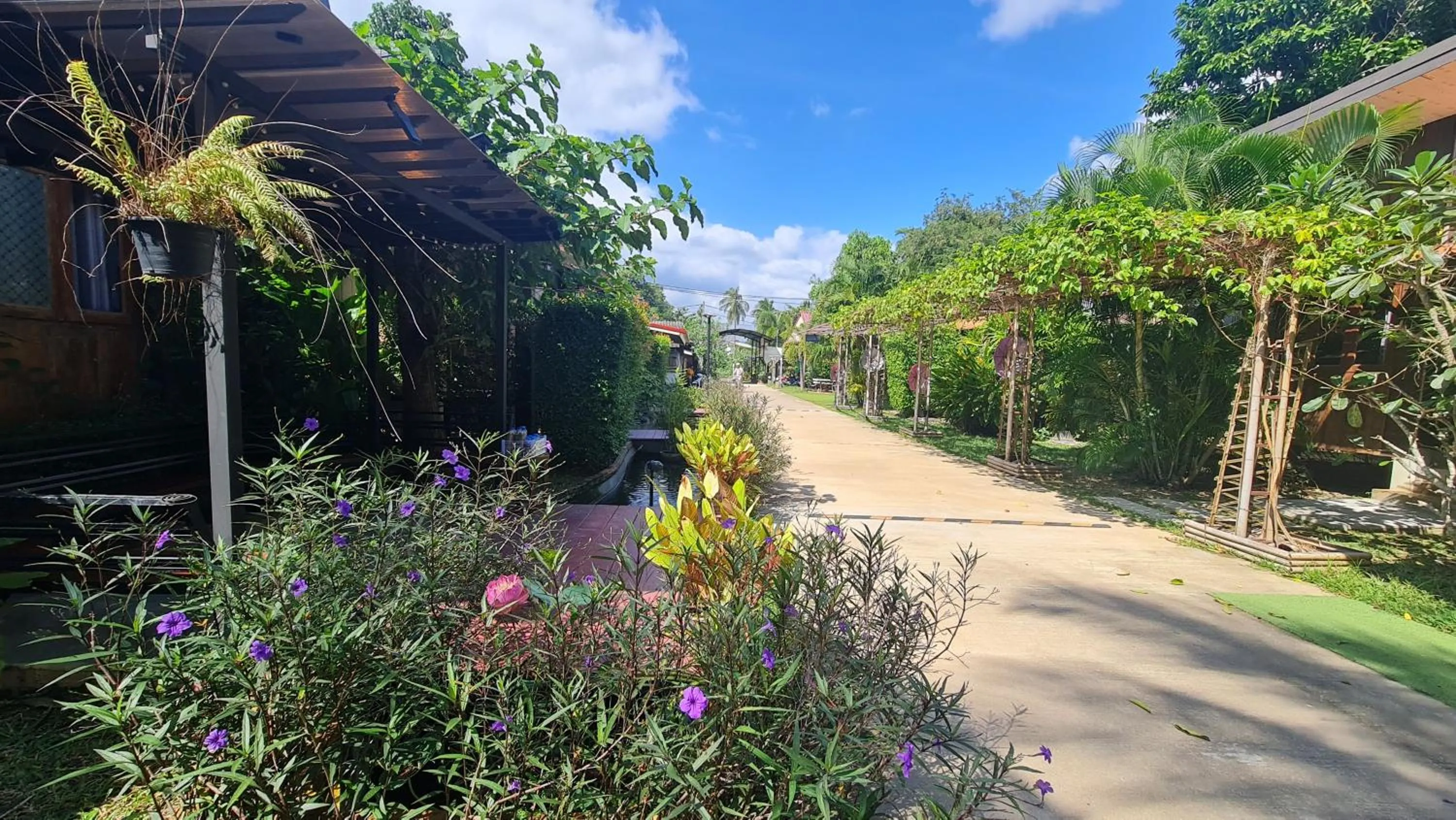 Baan Suan Rim Klong Resort