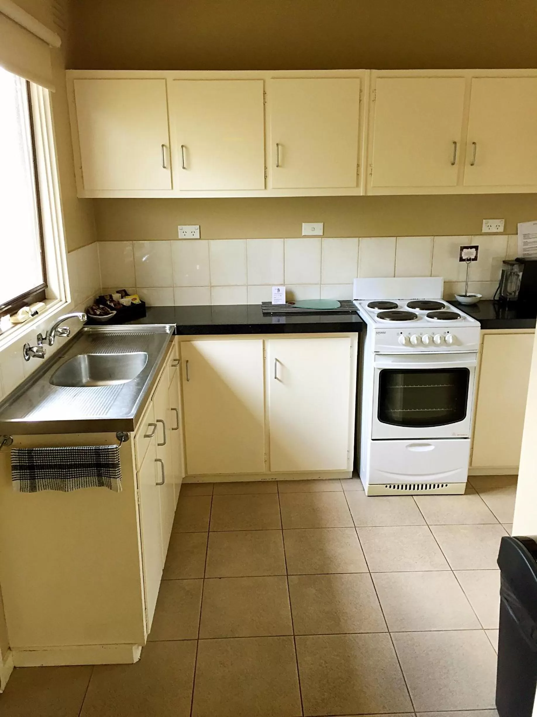 Kitchen or kitchenette in Admiral Motor Inn