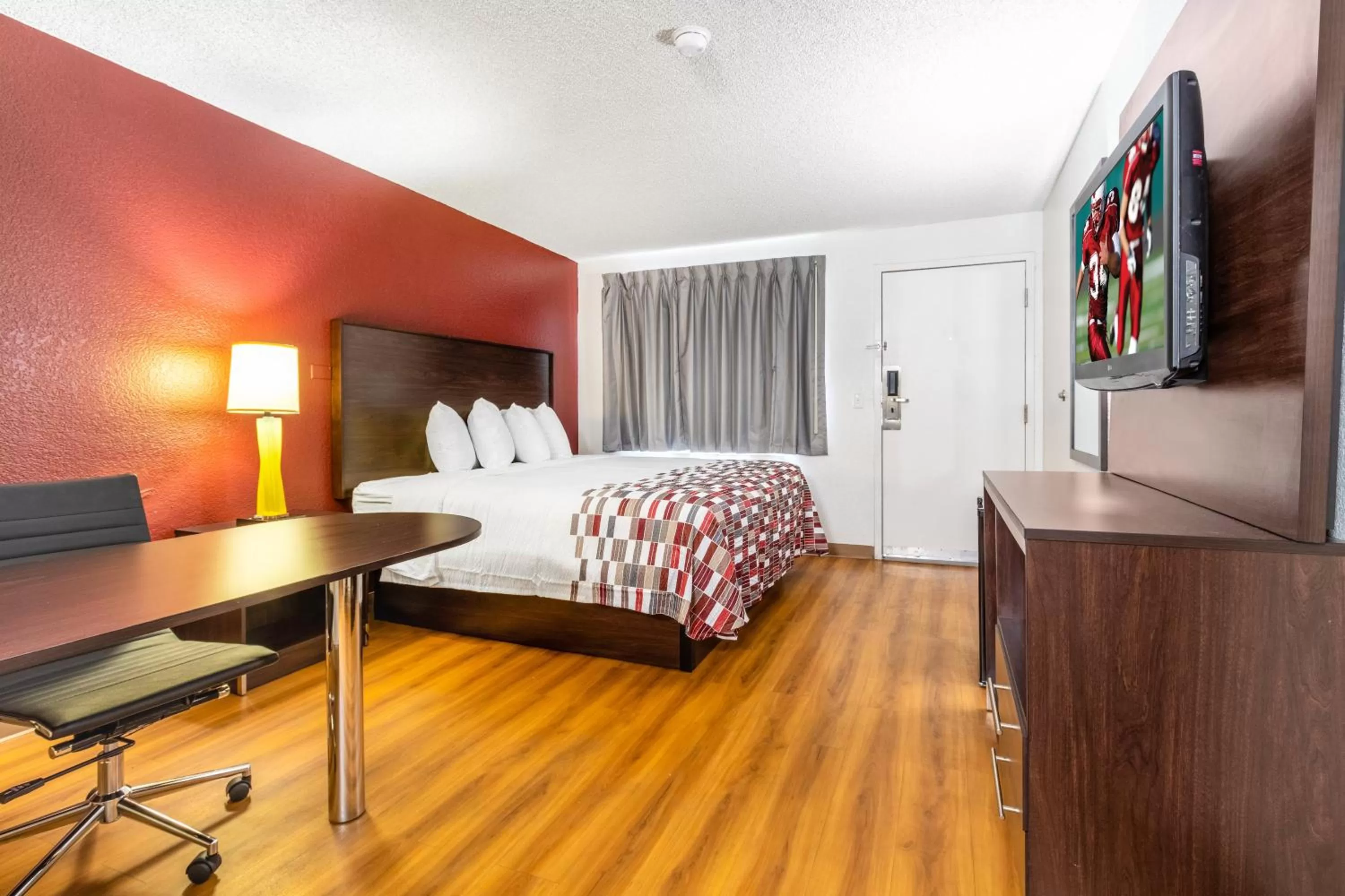 Photo of the whole room, Bed in Red Roof Inn Phoenix- Midtown