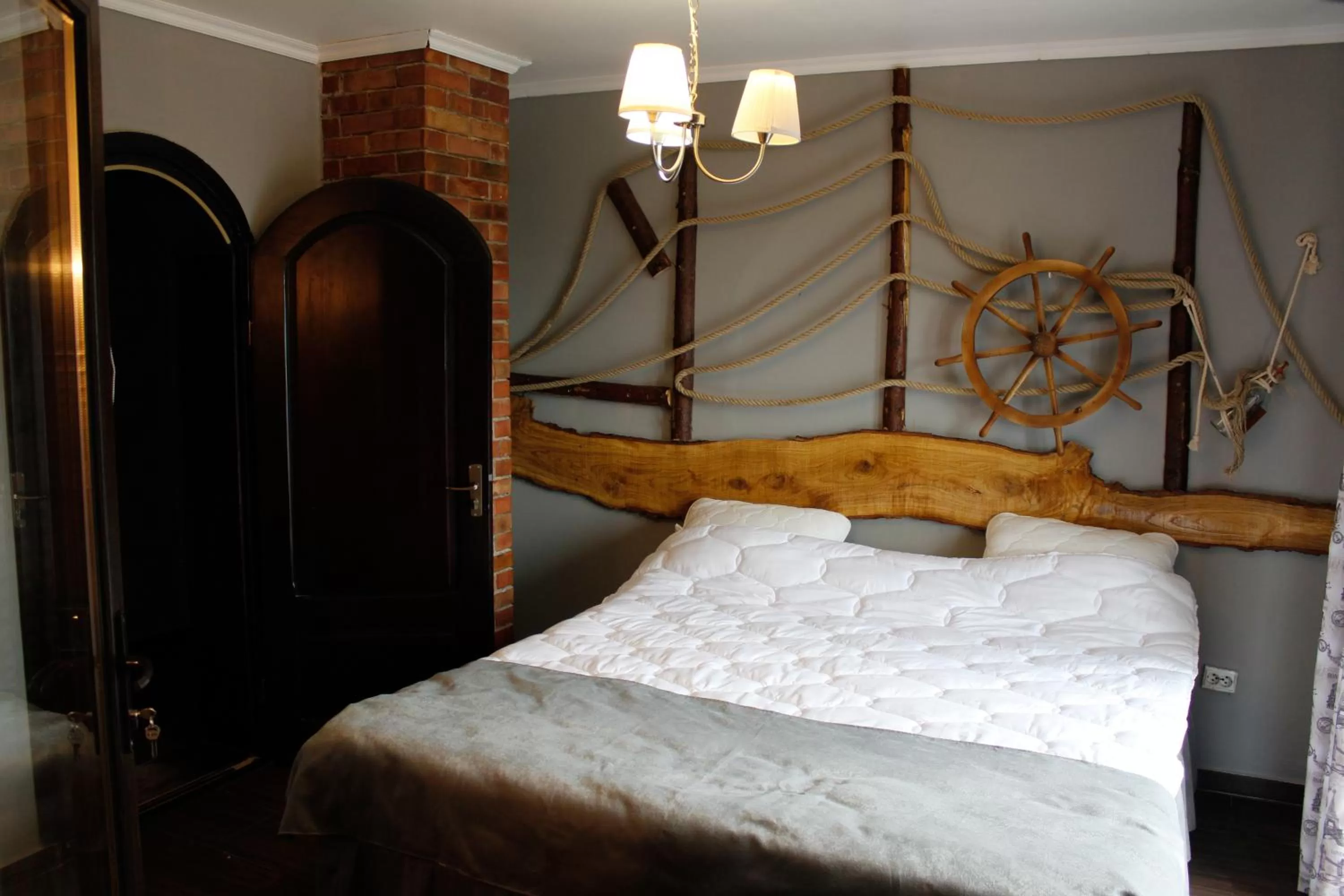 Photo of the whole room, Bed in Pensiunea Taverna Bucium