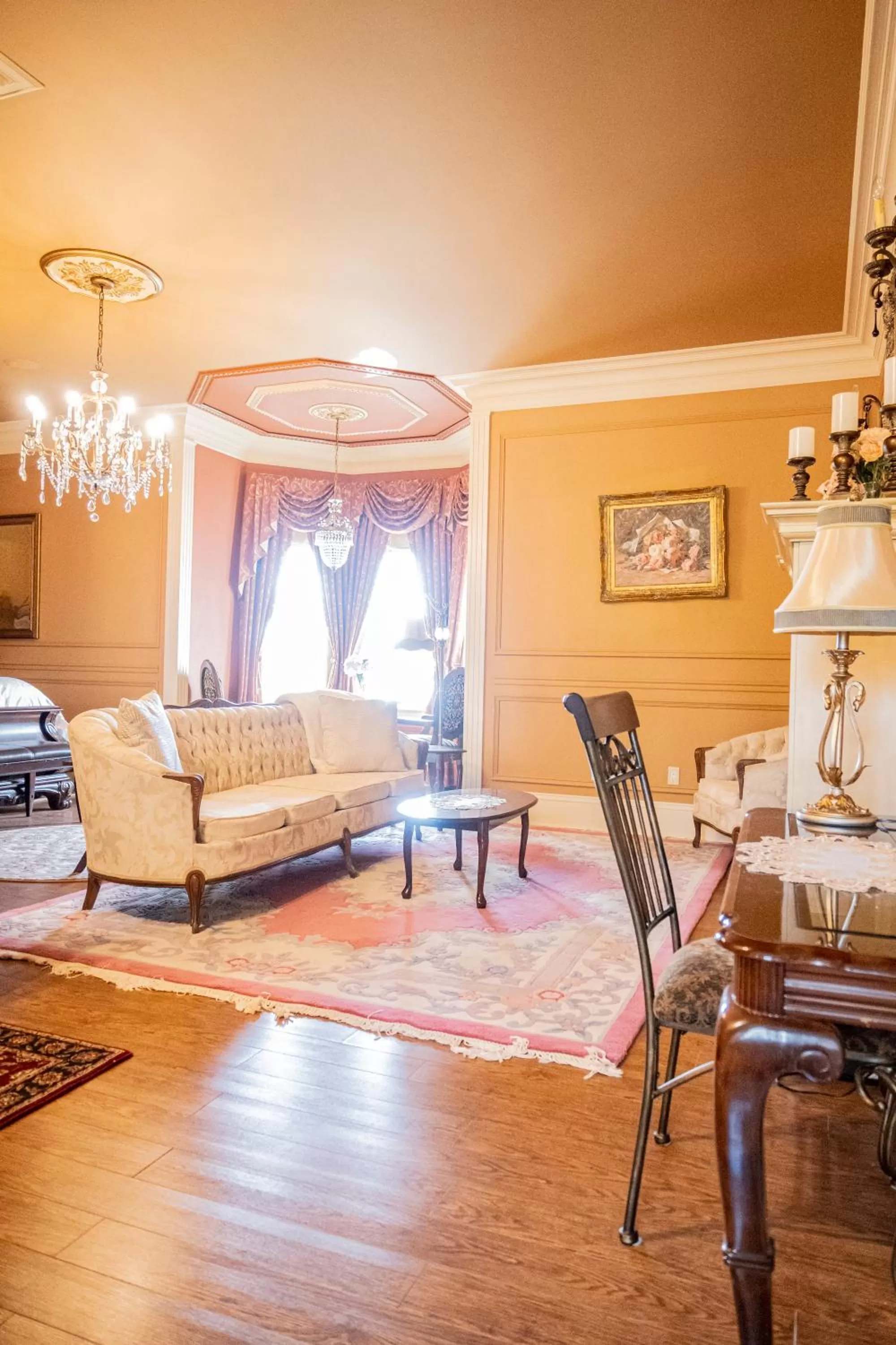 Living room in Belle View Manor Inn