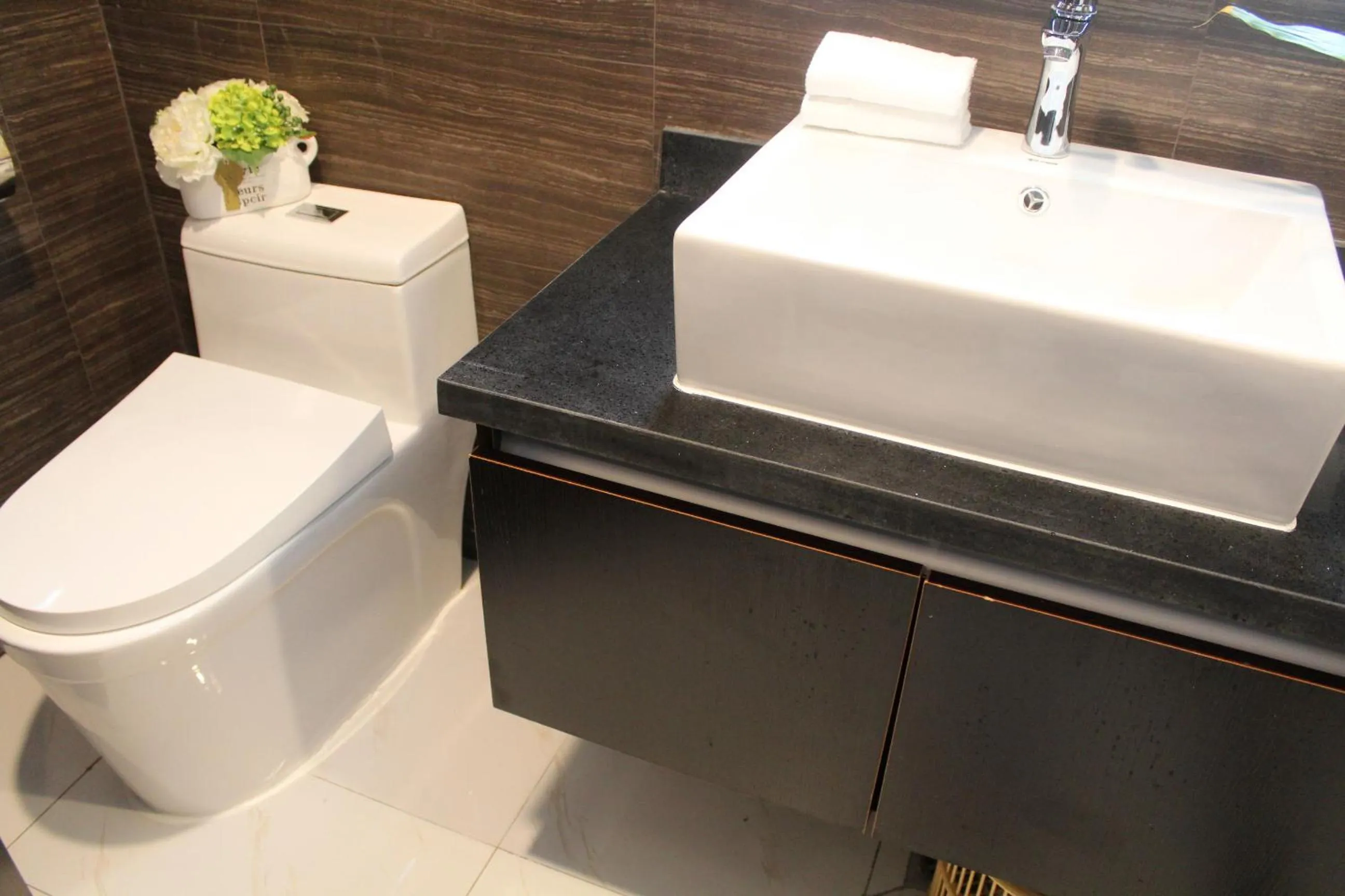 Toilet, Bathroom in Days Inn Business Place Goldwin Yantai