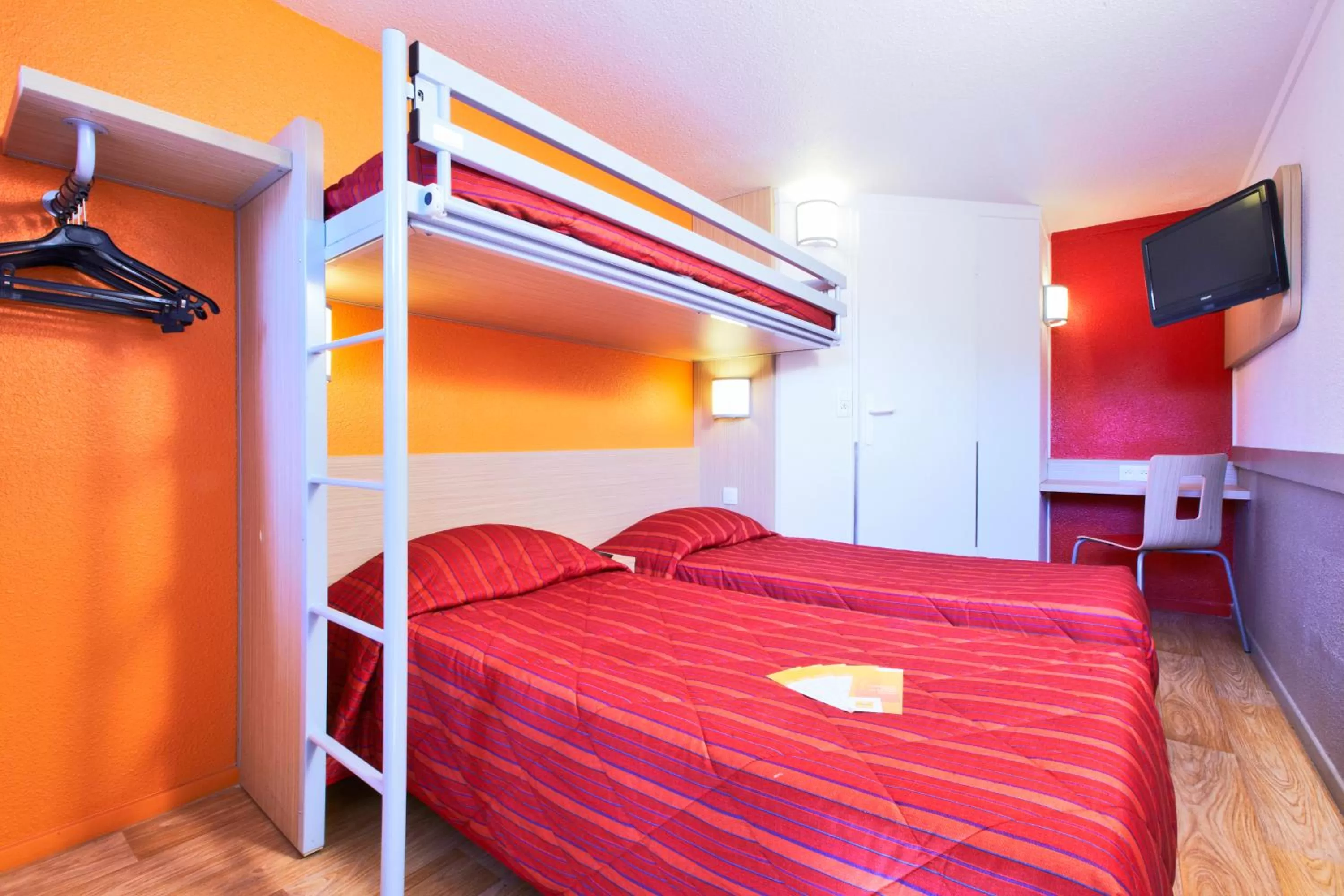 Standard Room With 3 Single Beds in Premiere Classe Poitiers Futuroscope - Chasseneuil