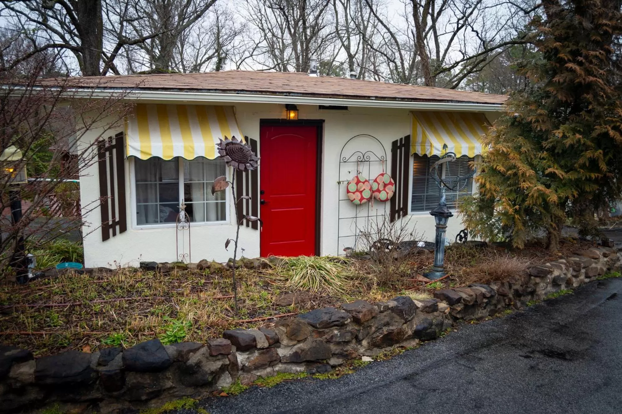 Property building in Sherwood Court Cottages & Guest Rooms
