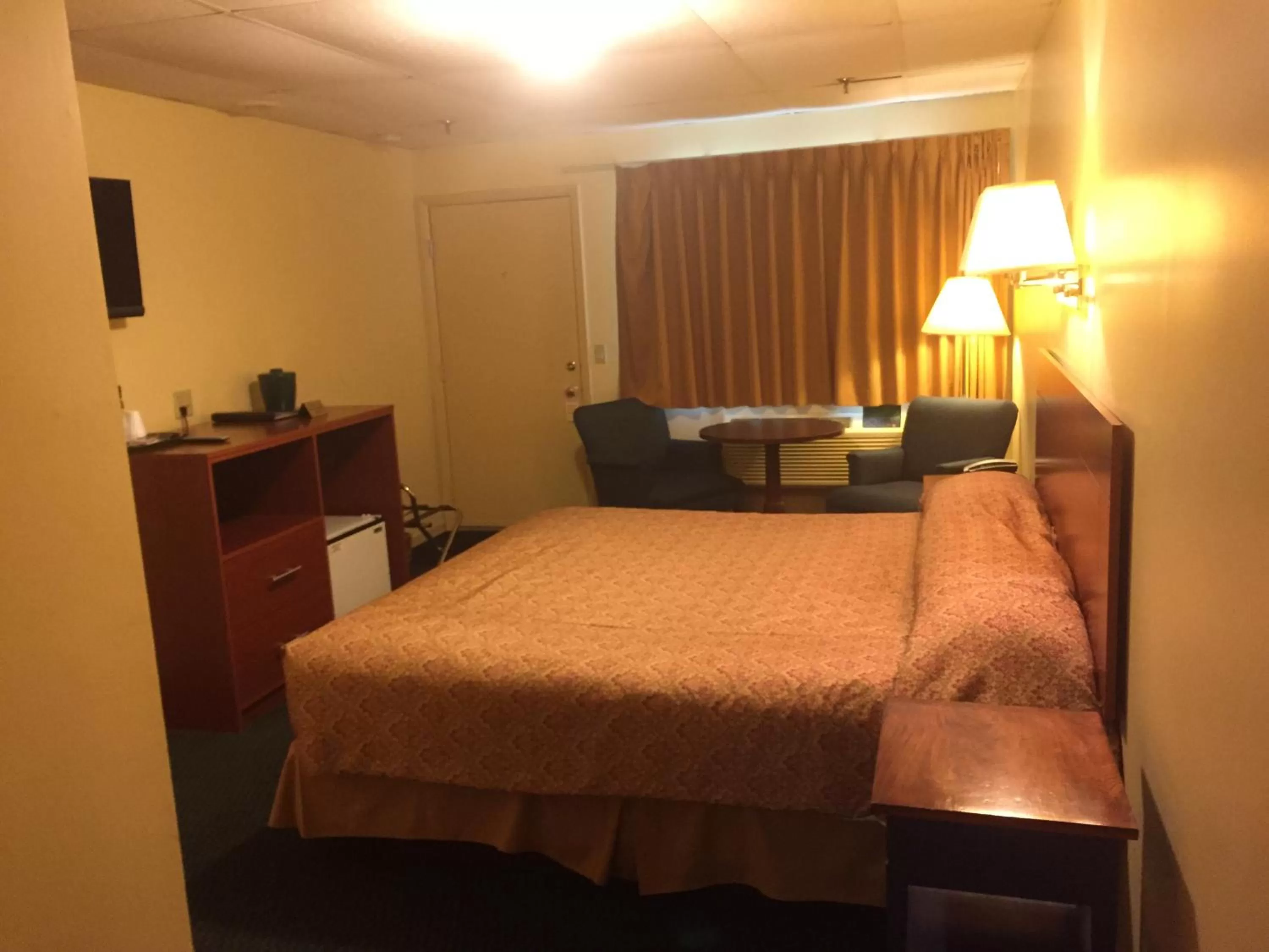 Photo of the whole room, Bed in Briarcliff Motel