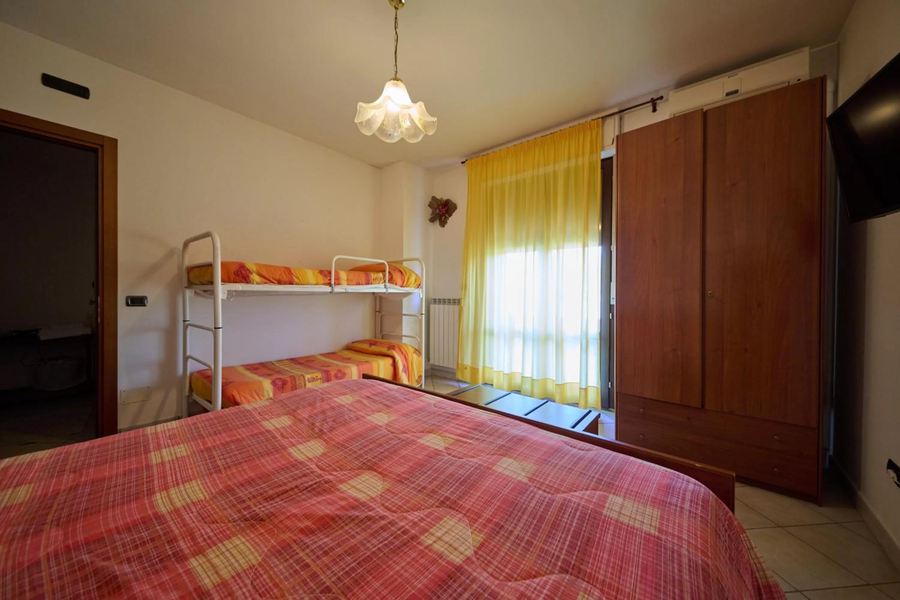 bunk bed, Bed in Albergo Shine