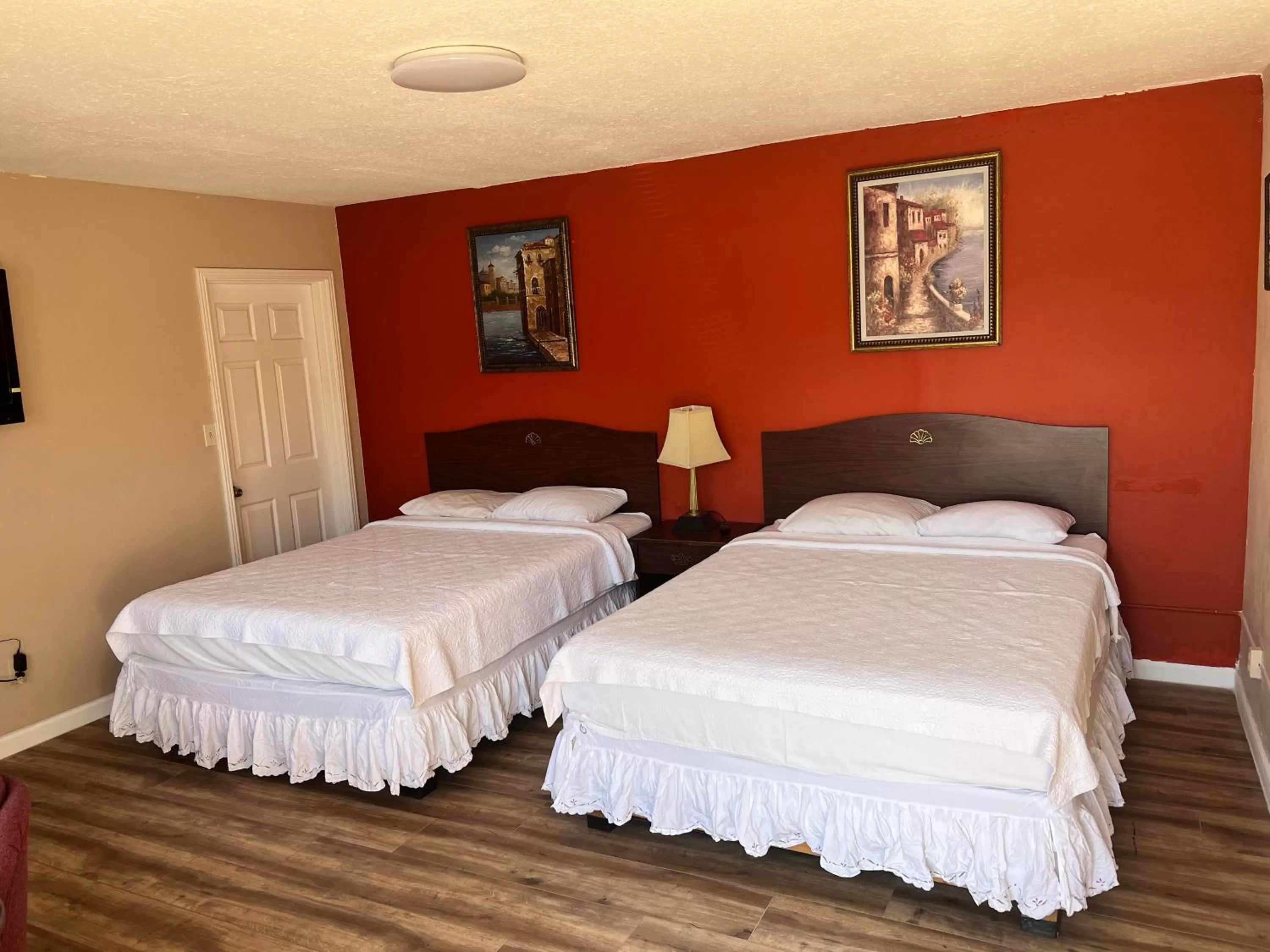 Standard Queen Room with Two Queen Beds in Great House Motel