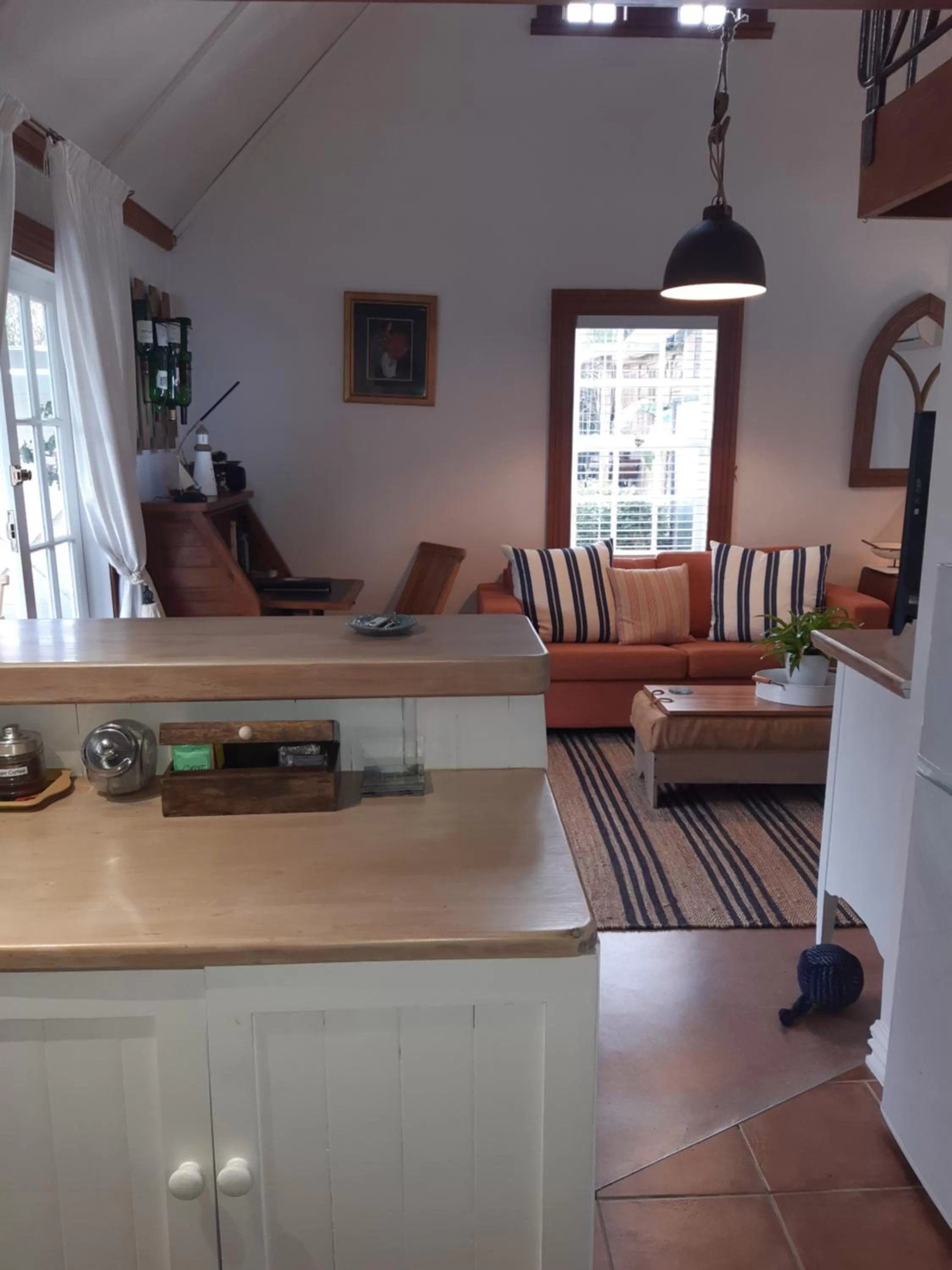 Communal lounge/ TV room in Harbour View Cottage