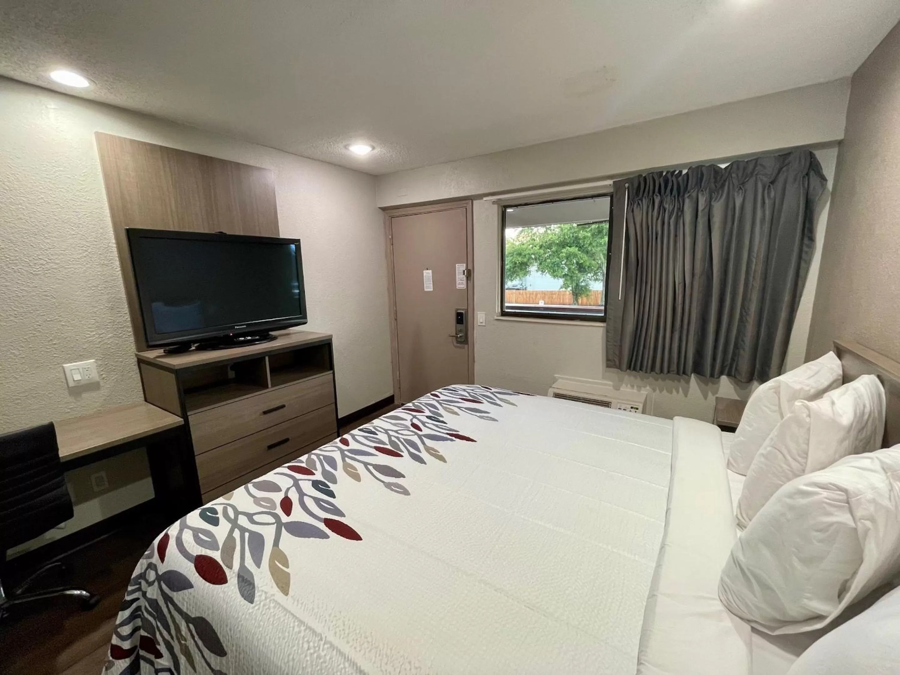 Photo of the whole room, Bed in Red Roof Inn Lafayette, LA