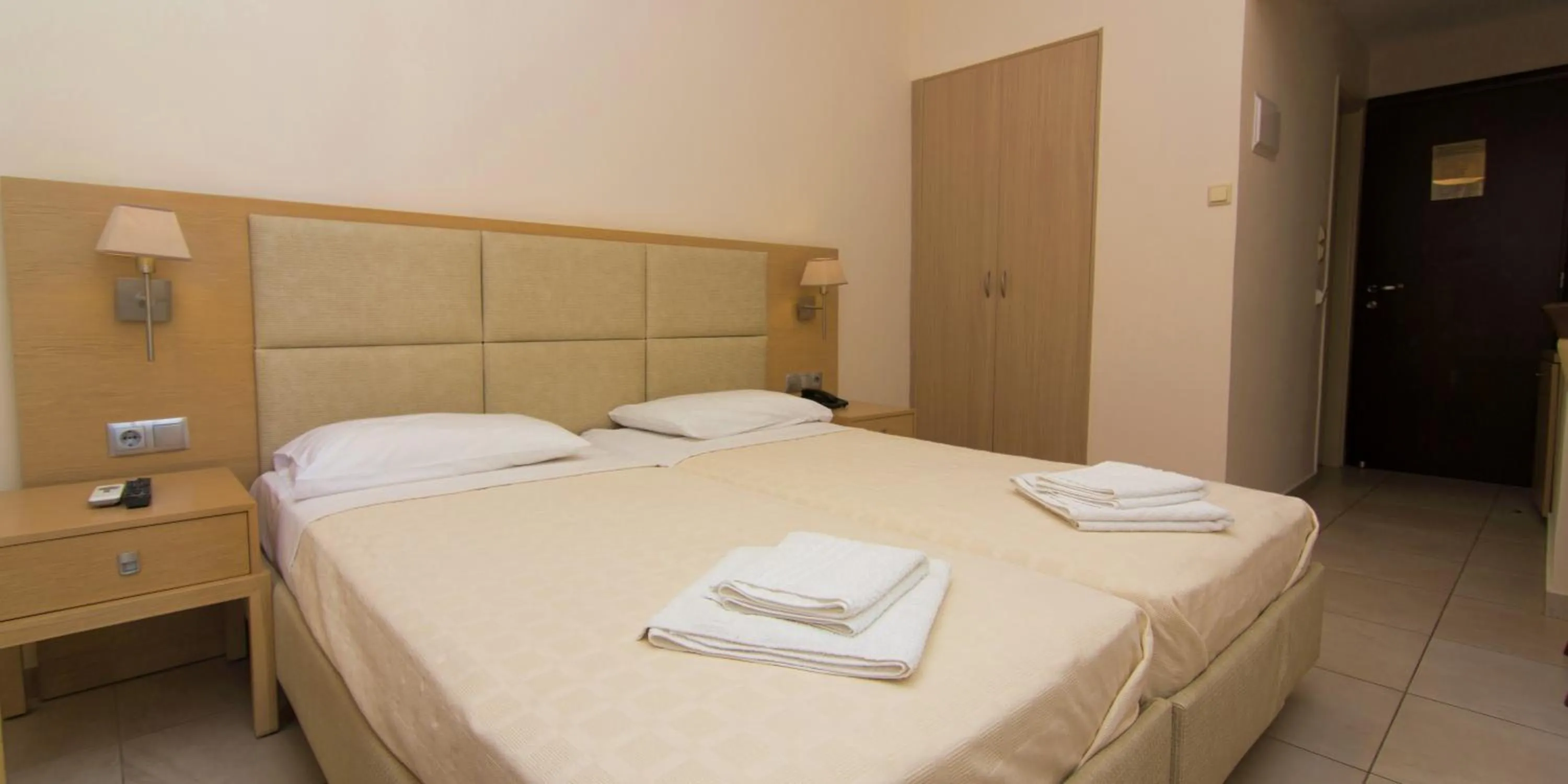 Photo of the whole room, Bed in San Nectarios