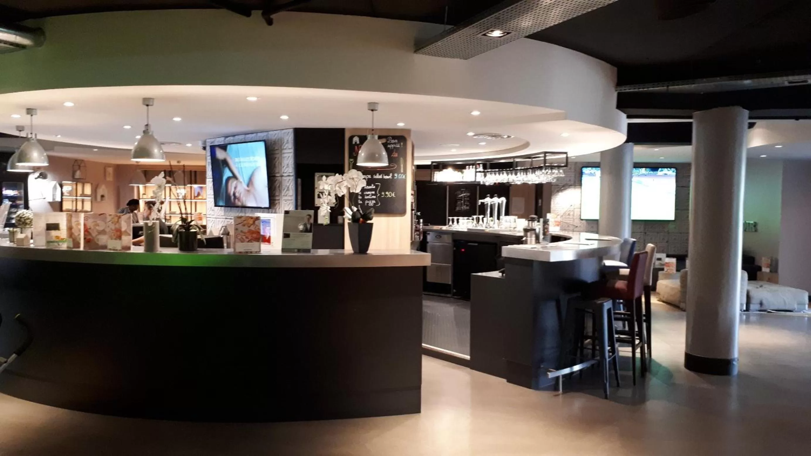 Lounge or bar in Campanile Marne-La-Vallée - Torcy