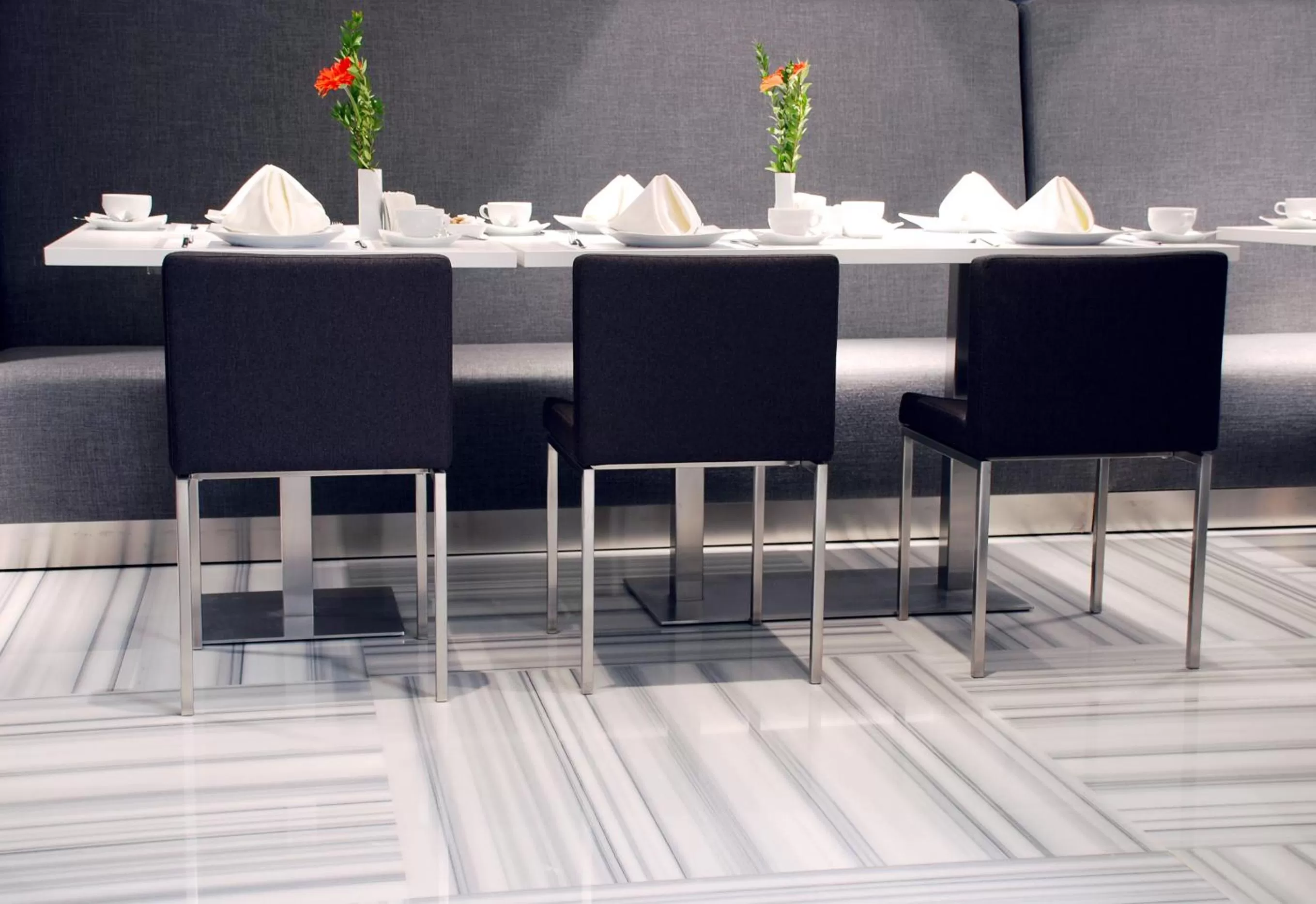 Restaurant/places to eat in Met Hotel