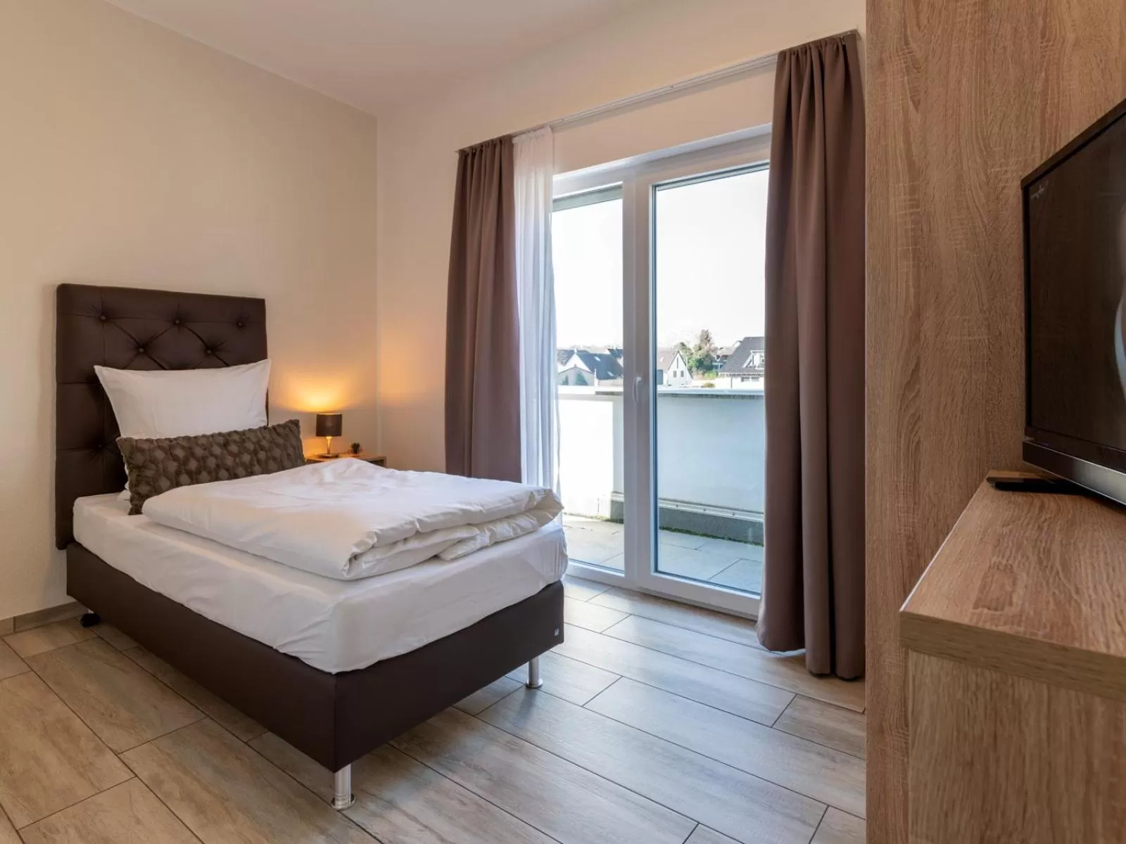 Bed in GLEUEL INN - digital hotel & serviced apartments & boardinghouse mit voll ausgestatteten Küchen