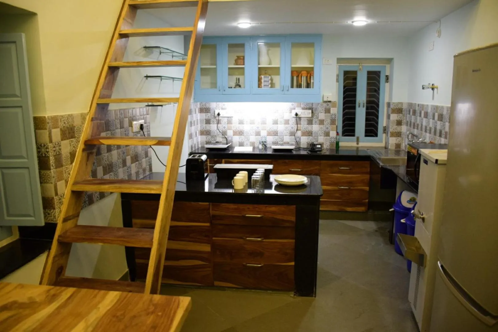 Communal kitchen in Jaipur Jantar Hostel