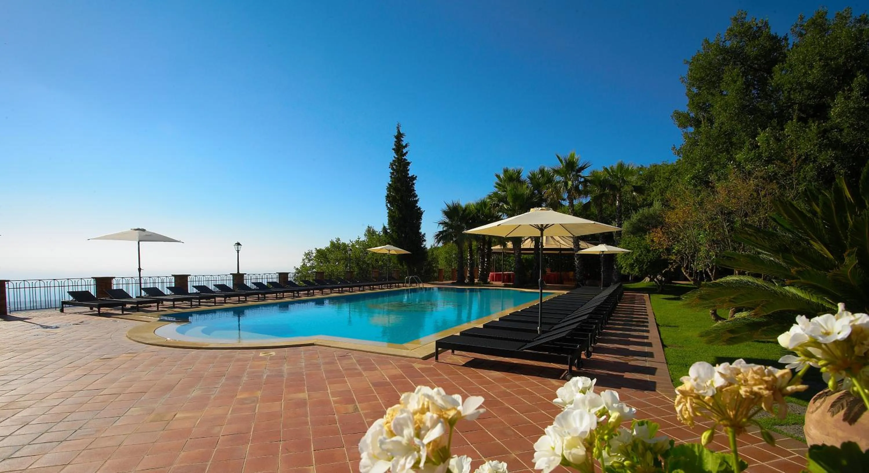 Swimming pool in Airone Wellness Hotel