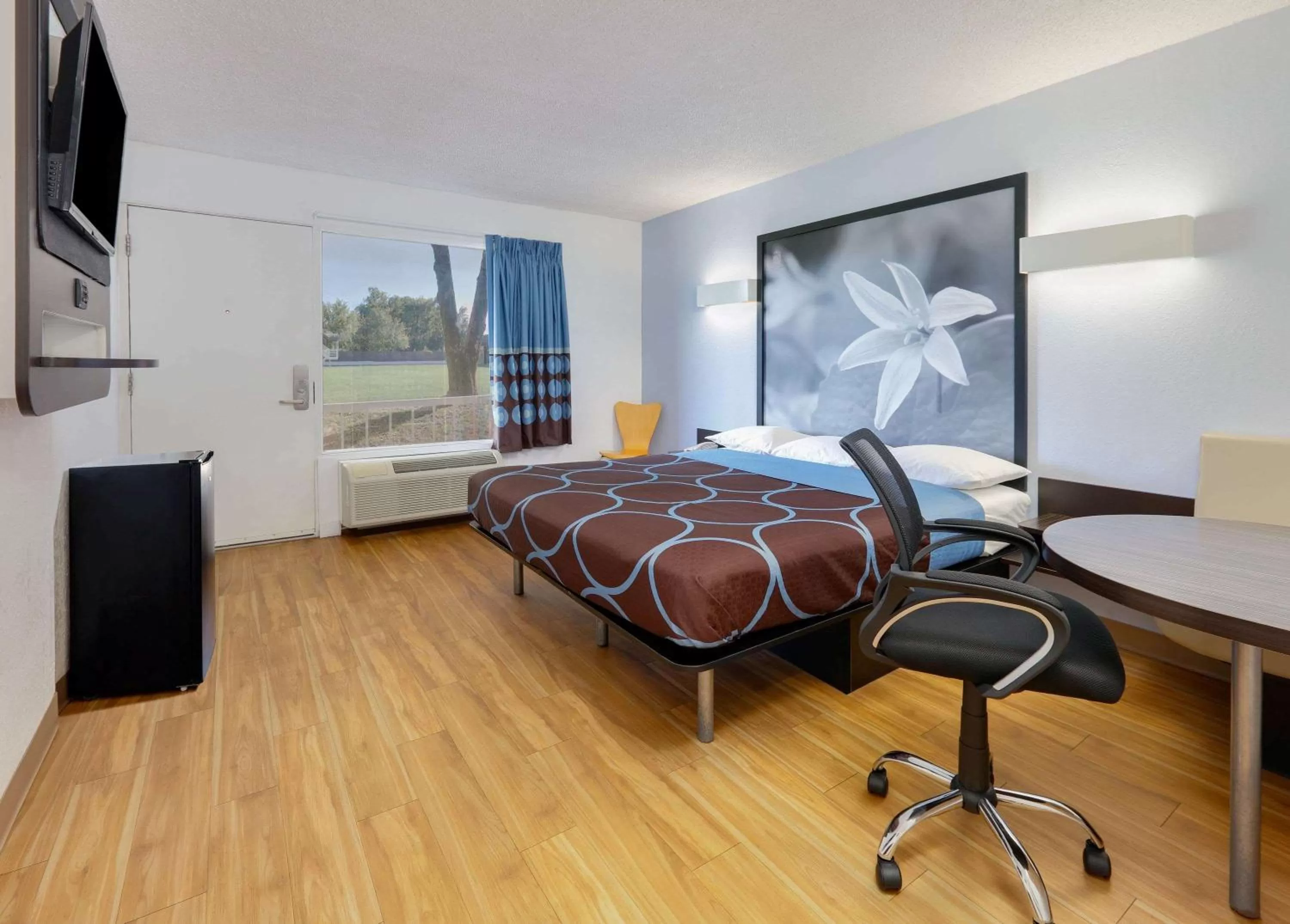 Photo of the whole room, Bed in Super 8 by Wyndham Fort Smith