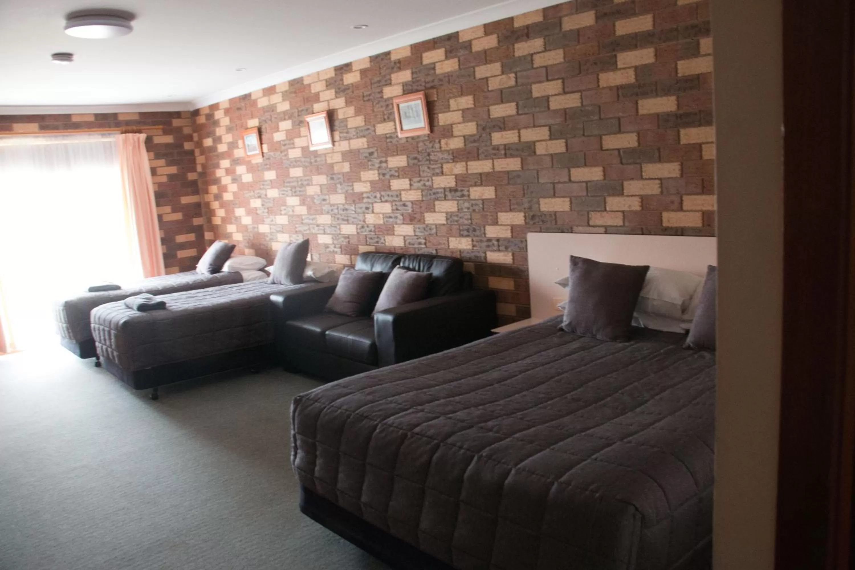 Bed in Highway Inn Motel