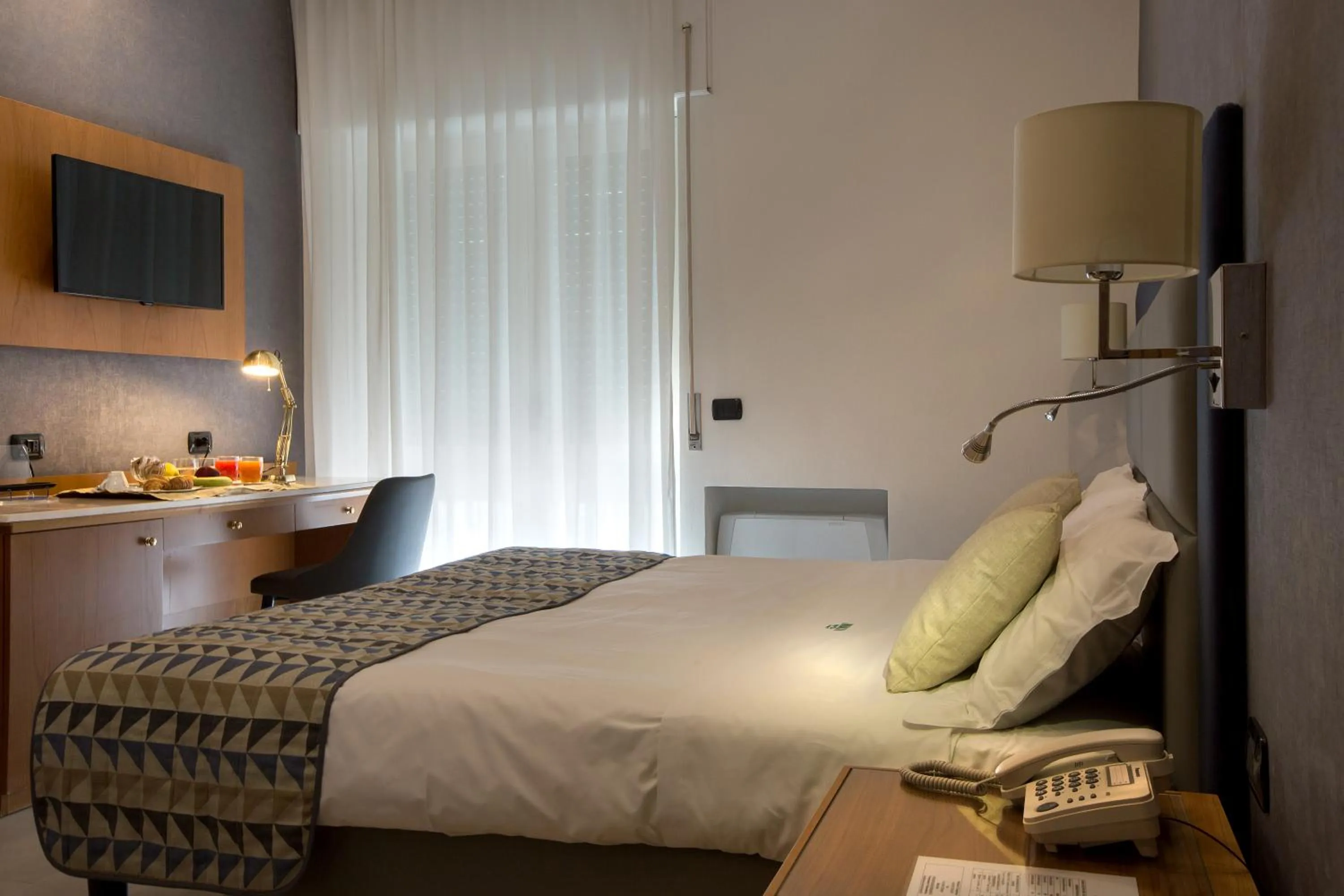 Bedroom, Bed in American Hotel