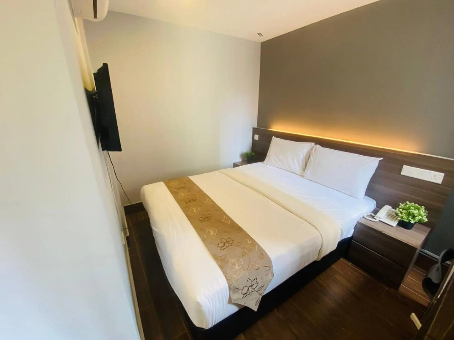 Photo of the whole room, Bed in Asia Like Boutique Hotel