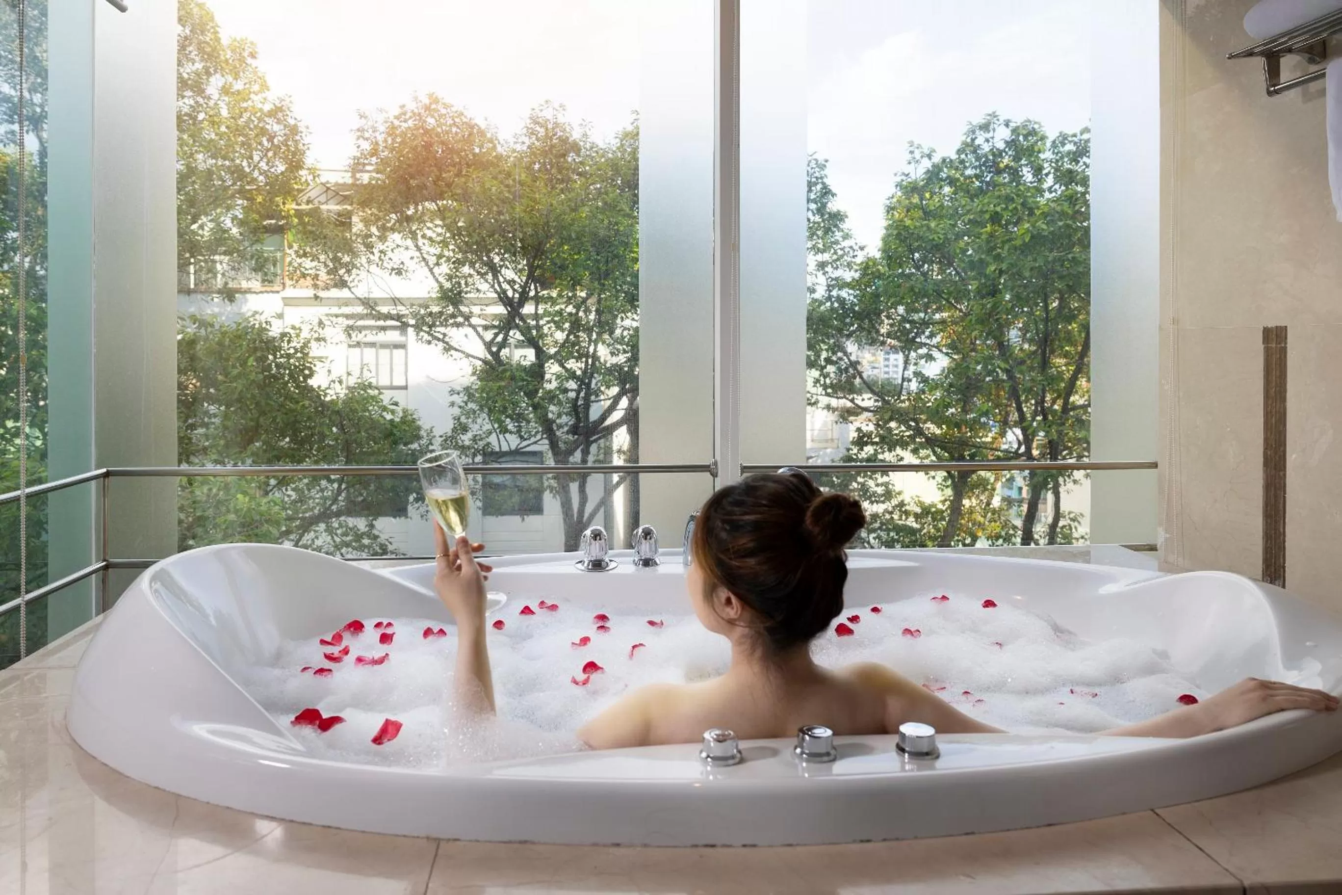 Hot Tub in Harmony Saigon Hotel & Spa