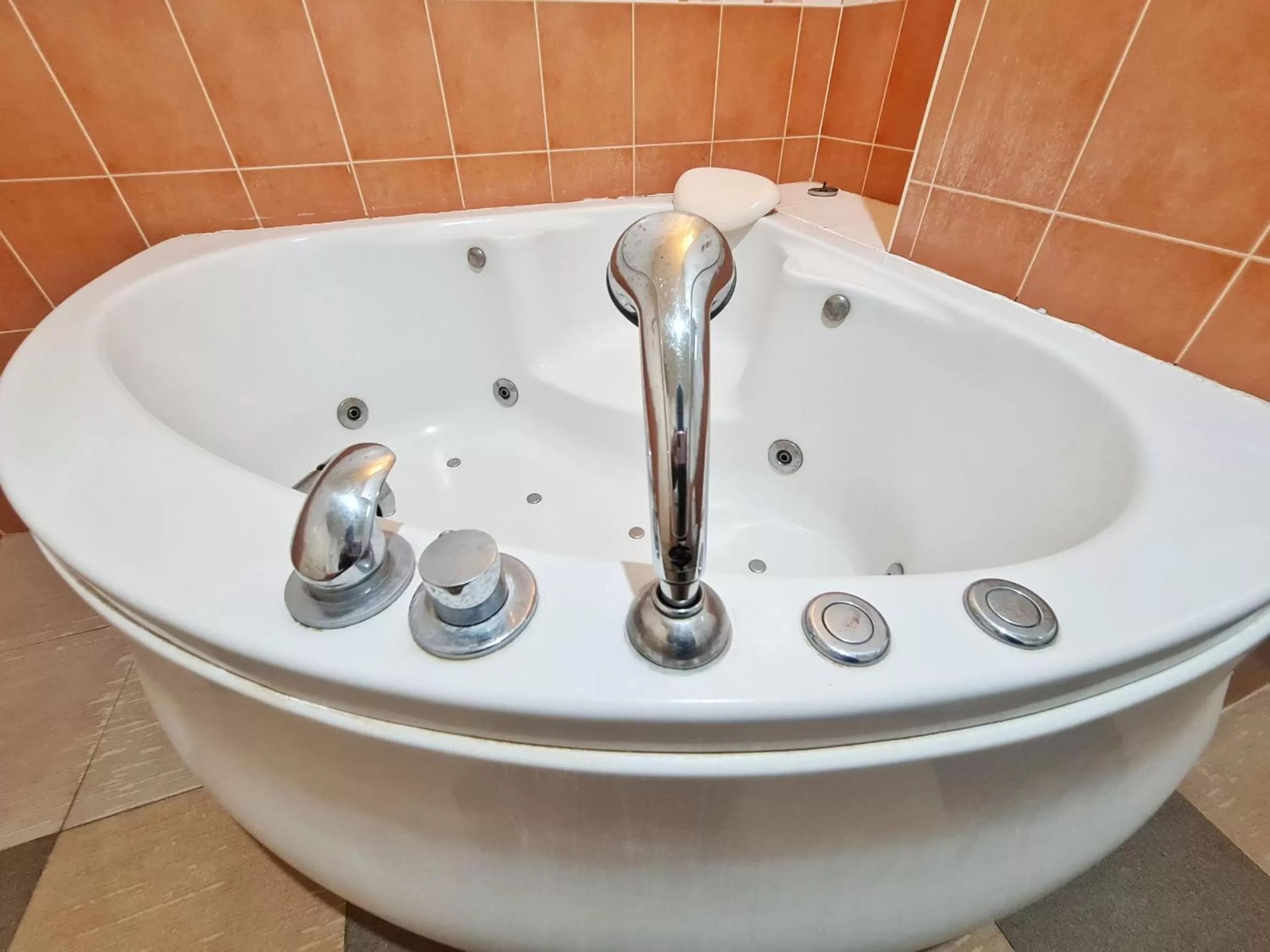 Bathroom in โรงแรม ชาโตว์วิสต้า