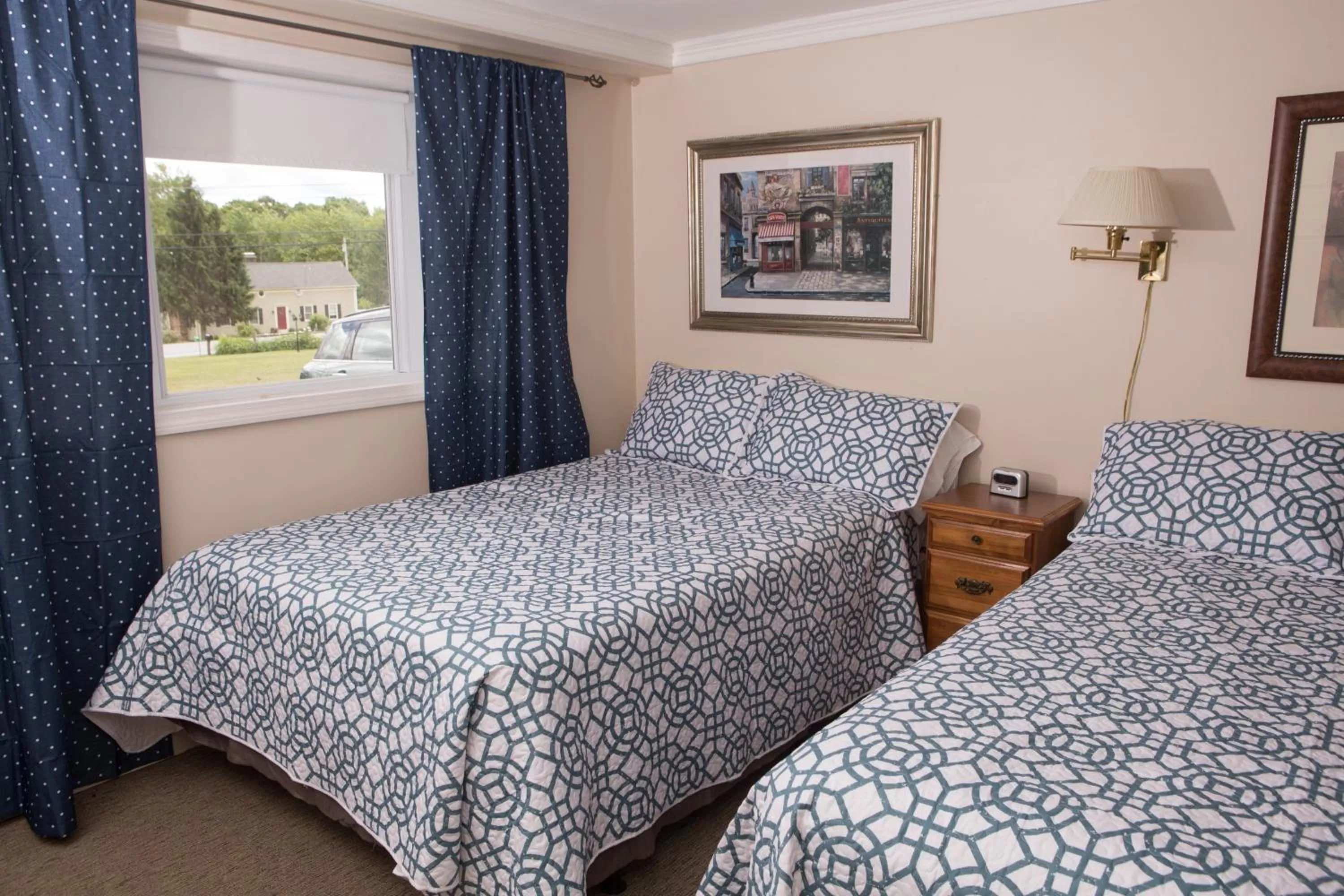 Bed in Governor's Rock Motel