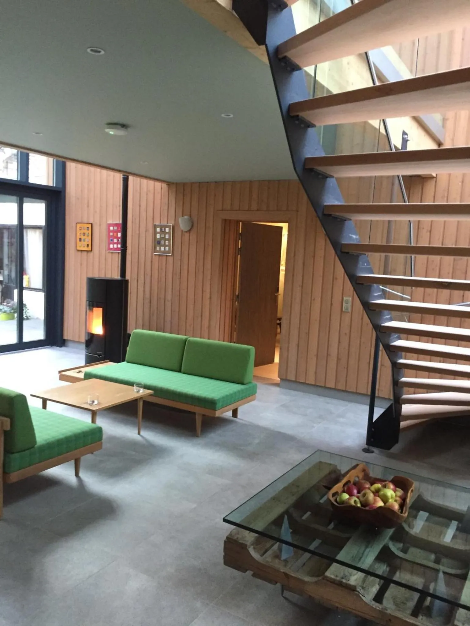 Communal lounge/ TV room in Eden Lodge Paris