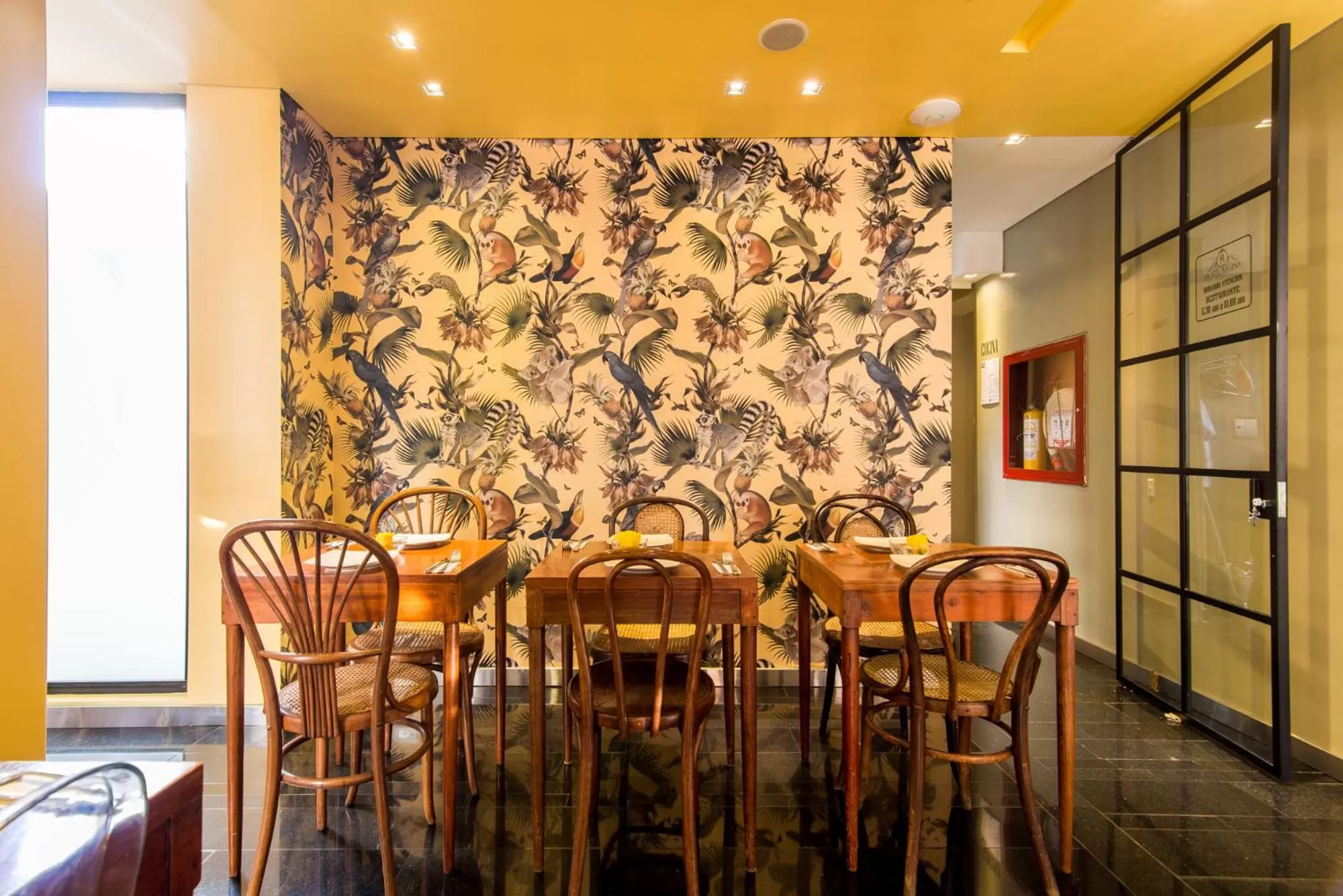 Restaurant/places to eat in Hotel Regina