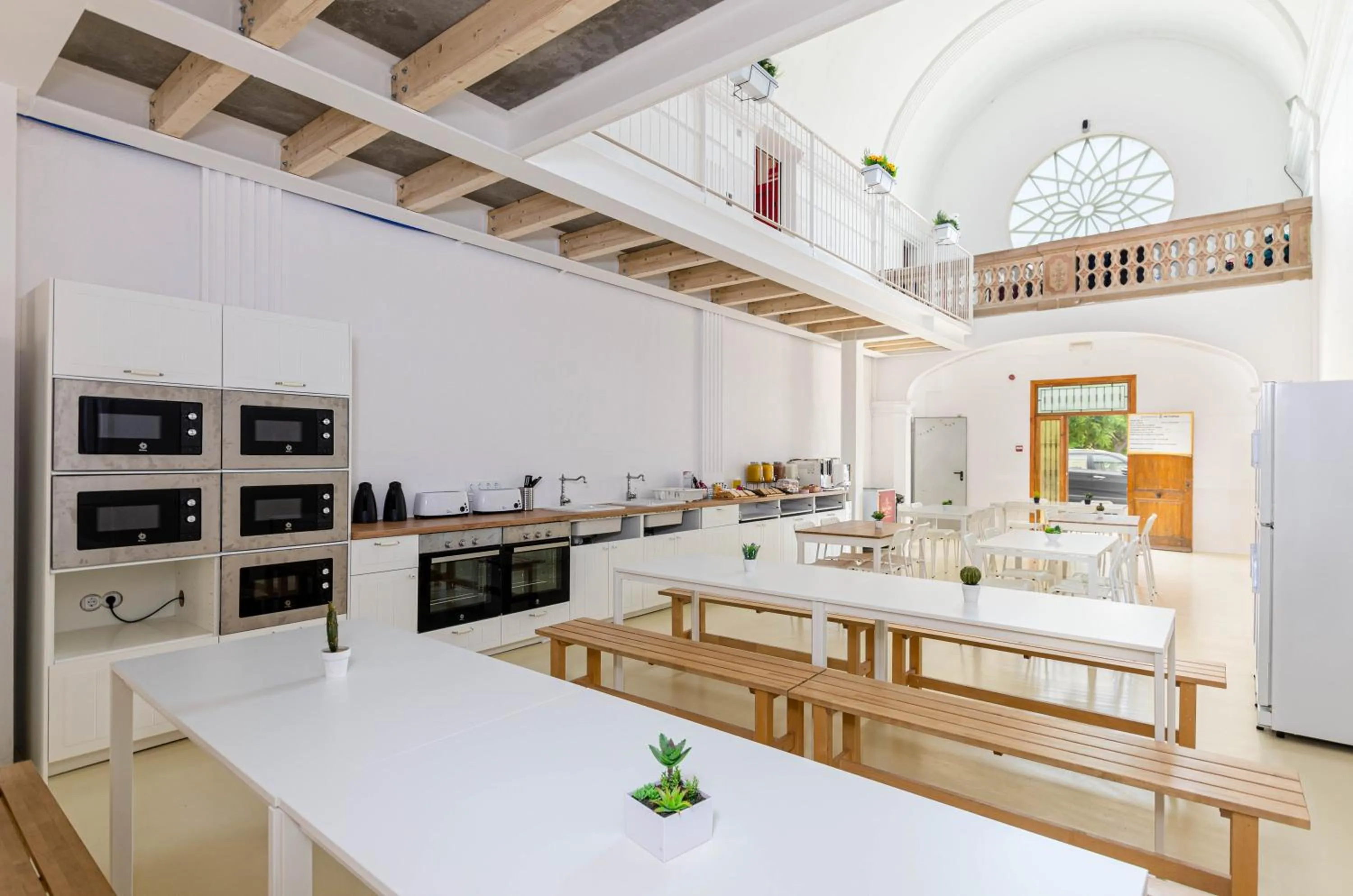 Kitchen or kitchenette in Urban Hostel Palma - Albergue Juvenil - Youth Hostel